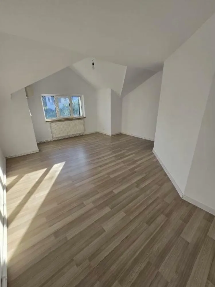 Casa individuala sector 5, strada dantelei, 500 m2 curte - Casă în Sector 5, Strada Dantelei, Imobil individual, curte 500m2, drum de servitute, toate utilitatile. 
Descoperiţi această locuinţă superbă situată pe Strada Dantelei din sectorul 5, o adevărată oază de linişte şi confort. Această casă bine construită oferă un spaţiu generos şi funcţional pentru întreaga familie.

Caracteristici principale:

Suprafaţă: 200 mp utili
Camere: 4 dormitoare + living spaţios
Bai: 2 
Curte: Generoasă, perfectă pentru relaxare şi activităţi în aer liber, 

Locaţie: Departe de traficul aglomerat, dar aproape de toate facilităţile urbane esenţiale
Detalii suplimentare:

Dormitoare: Spaţioase şi luminoase, fiecare cu acces facil la băi moderne şi bine echipate.
Living: Mare şi primitor, ideal pentru momentele de relaxare în familie sau pentru a primi oaspeţi.

Curte: Perfectă pentru activităţi de familie, grătar sau pur şi simplu pentru a te bucura de aer liber.
2 Terase 
Avantaje:

Accesibilitate: Aproape de şcoli, supermarketuri, parcuri şi mijloace de transport în comun.
Zona: Liniştită, ferită de agitaţia şi zgomotul urban, oferind totuşi acces rapid la facilităţile necesare traiului cotidian.
Construcţie: Materiale de calitate şi finisaje moderne, oferind confort şi siguranţă.
Această casă este alegerea perfectă pentru cei care caută un cămin liniştit, bine poziţionat şi dotat cu toate facilităţile necesare unui trai urban modern. Nu rataţi ocazia de a vă muta în această proprietate deosebită!