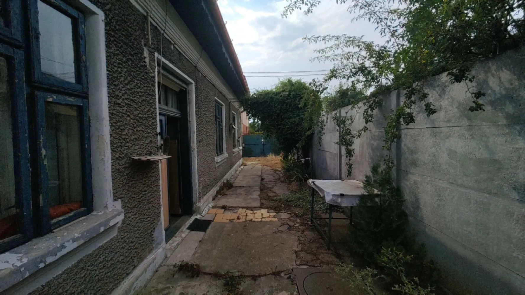 Casa de vanzare Bucurestii Noi - parcul Bazilescu - Casa de vanzare parcul Bazilescu-Bucurestii Noi!

Casa de vanzare in cartierul Bucurestii Noi langa Parcul Bazilescu si Piata 16 Februarie.
Casa cu 3 camere, baie, bucatarie, holuri si o pivnita mare. Constructie din caramida, cu inaltimea camerelor de cca 2,9 ml.
 Racordata la toate utilitatile.
Casa este in asa fel pozitionata pe teren incat raman spatii generoase si" aerisite" disponibile pentru amenajarea zonei verzi. In curte incap 3-4 autoturisme.
Teren in suprafata de 292 mp, deschiderea la strada este de cca 10ml.

Pret 159.000 eur
Oferta prezentata de agentie imobiliara!
Comision cumparare 3%