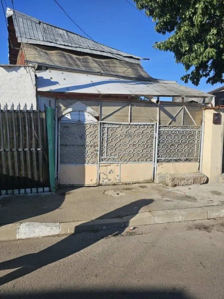 Strada Carul Mic Nr. 30-32, Sector 5, Rahova - Oferim spre vanzare o casuta batranesca care isi cauta un nou proprietar.
Locatia dispune de urmatoarele:
-energie electrica 
-gaze naturale, incalzire pe centrala 
-apa si canal (Apa Nova)
-mansarda din lemn
Suprafata teren 60 mp
Suprafata casa 44mp

In apropiere se gasesc urmatoarele:
-statie STB 5 min.
-magazin alimentar 2 min.
-Carrefour Alexandriei 1.7 km
-Kaufland 1.8 km
-Piata Rahova 3 km
-Scoala gimnaziala nr. 131 - 2.9 km

Zona linistita, vecini super ok tinand cont de zona Rahova. Pentru mai multe detalii 
07******84
