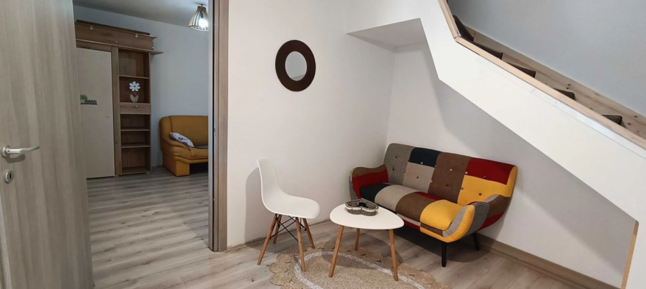 Casa parter + pod| Singur in curte | Stefan cel Mare - Fiind pozitionata intr-o zona linistita, casa asigura acces rapid la Soseaua Stefan cel Mare, statii de metrou (8 min), statii de STB (4 minute, tramvai si autobuze), Parcul Circului, Spitalul Colentina, Piata Obor, Piata Romana.

Casa este alcatuita din: 2 camere, 1 birou, 1 baie, 1 bucatarie, cu suprafata construita de 66,33mp, la care se adauga podul de aproximativ 25mp, fiind renovata si anvelopata, in intregime, recent. Exista racorduri trase, in cazul in care se doreste amenajarea unei bai suplimentare.

Intimitatea curtii proprii, in suprafata de aproximativ 17mp, este asigurata de geometria casei in forma de U iar parcarea masinii este sigura, pe spatiul public din fata portilor (in dreptul proprietatii incap 2 masini). Pentru descarcarea/incarcarea bagajelor voluminoase sau accesul masinilor de interventie se pot deschide portile mari.

Toate retelele de utilitati sunt asigurate in interior (apa, canal, gaze, racord electric inlocuit recent) iar incalzirea este asigurata de o centrala termica pe gaz. Alcatuirea si pozitionarea fata de soare, acoperisul casei (recent renovat) permite montarea cu usurinta a unor panouri fotovoltaice, obtinand astfel costuri foarte mici la energie.