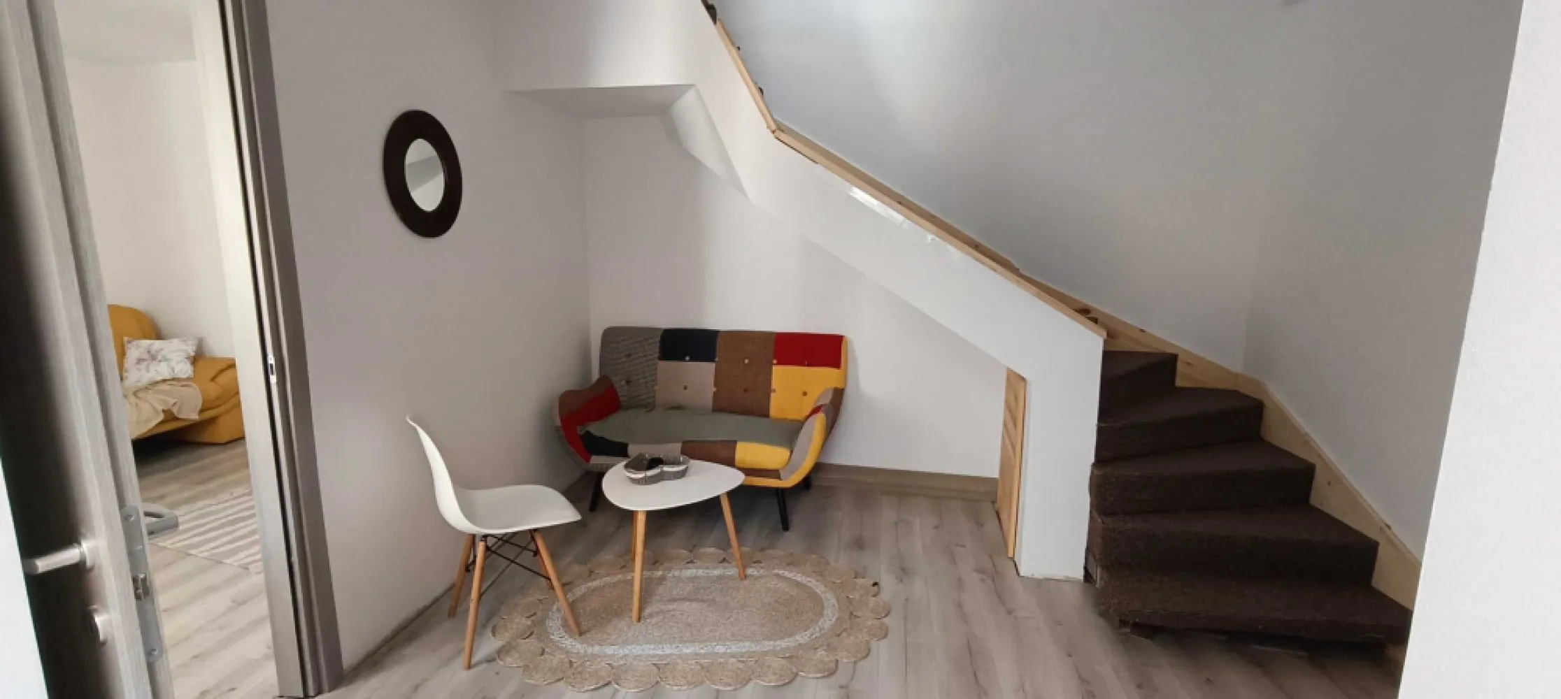 Casa parter + pod| Singur in curte | Stefan cel Mare - Fiind pozitionata intr-o zona linistita, casa asigura acces rapid la Soseaua Stefan cel Mare, statii de metrou (8 min), statii de STB (4 minute, tramvai si autobuze), Parcul Circului, Spitalul Colentina, Piata Obor, Piata Romana.

Casa este alcatuita din: 2 camere, 1 birou, 1 baie, 1 bucatarie, cu suprafata construita de 66,33mp, la care se adauga podul de aproximativ 25mp, fiind renovata si anvelopata, in intregime, recent. Exista racorduri trase, in cazul in care se doreste amenajarea unei bai suplimentare.

Intimitatea curtii proprii, in suprafata de aproximativ 17mp, este asigurata de geometria casei in forma de U iar parcarea masinii este sigura, pe spatiul public din fata portilor (in dreptul proprietatii incap 2 masini). Pentru descarcarea/incarcarea bagajelor voluminoase sau accesul masinilor de interventie se pot deschide portile mari.

Toate retelele de utilitati sunt asigurate in interior (apa, canal, gaze, racord electric inlocuit recent) iar incalzirea este asigurata de o centrala termica pe gaz. Alcatuirea si pozitionarea fata de soare, acoperisul casei (recent renovat) permite montarea cu usurinta a unor panouri fotovoltaice, obtinand astfel costuri foarte mici la energie.