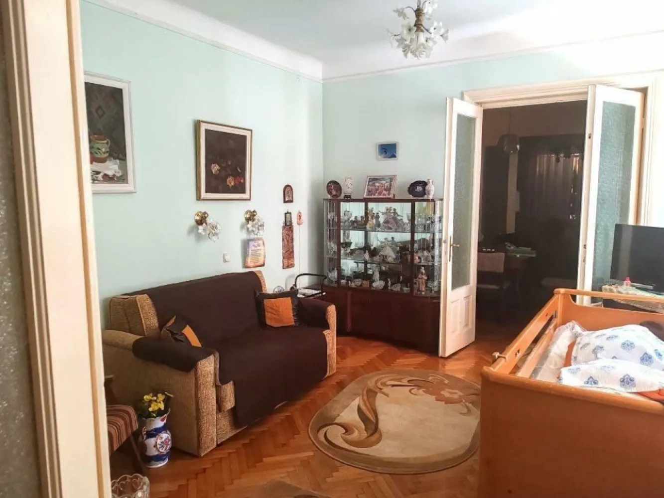 Oportunitate investitie in centrul capitalei - Particular ofer spre vanzare o casa individuala, singur in curte si fara risc seismic, situata la intersectia strazii Mihai Eminescu cu strada Toamnei, intr-o zona extrem de atractiva si in acelasi timp linistita si aerisita cu acces rapid si facil la Soseaua Stefan cel Mare, precum si la Calea MOSILOR. 
Casa este Sp+P+1+Mp si este formata din: 5 camere, 2 bai, o bucatarie, pivnita, camara si pod pe toata suprafata casei ce poate fi mansardat. Imobilul dispune, de asemenea, de curte si propriul garaj. 

Casa este construita in 1935 din caramida, de a lungul timpului a fost refacuta tencuiala cu glet, instalatiile sanitare, a fost montata centrala proprie pe gaz, curte reamenajata si cu garaj inchis. Casa are doua intrari separate si poate fi impartita in 2 parti daca se doreste o inchiriere a imobilului. 

Suprafata din acte a imobilului este de 206 mp, din care suprafata construita la sol de 115mp, iar curte are suprafata de 91 mp. Suprafata total construita desfasurata este de 164 mp. 

Pozitionarea favorabila este sustinuta de accesul facil spre punctele de interes ale zonei: metrou Bucur Obor, la 10 minute, multiple statii STB, Parcul Ioanid, Piata Obor, Piata Romana la 10-15 minute de mers pe jos. 

Va astept sa descoperiti si alte avantaje ale acestei minunate proprietati situata in inima capitalei. 

Pentru mai multe detalii, nu ezitati sa ma contactati telefonic la nr: