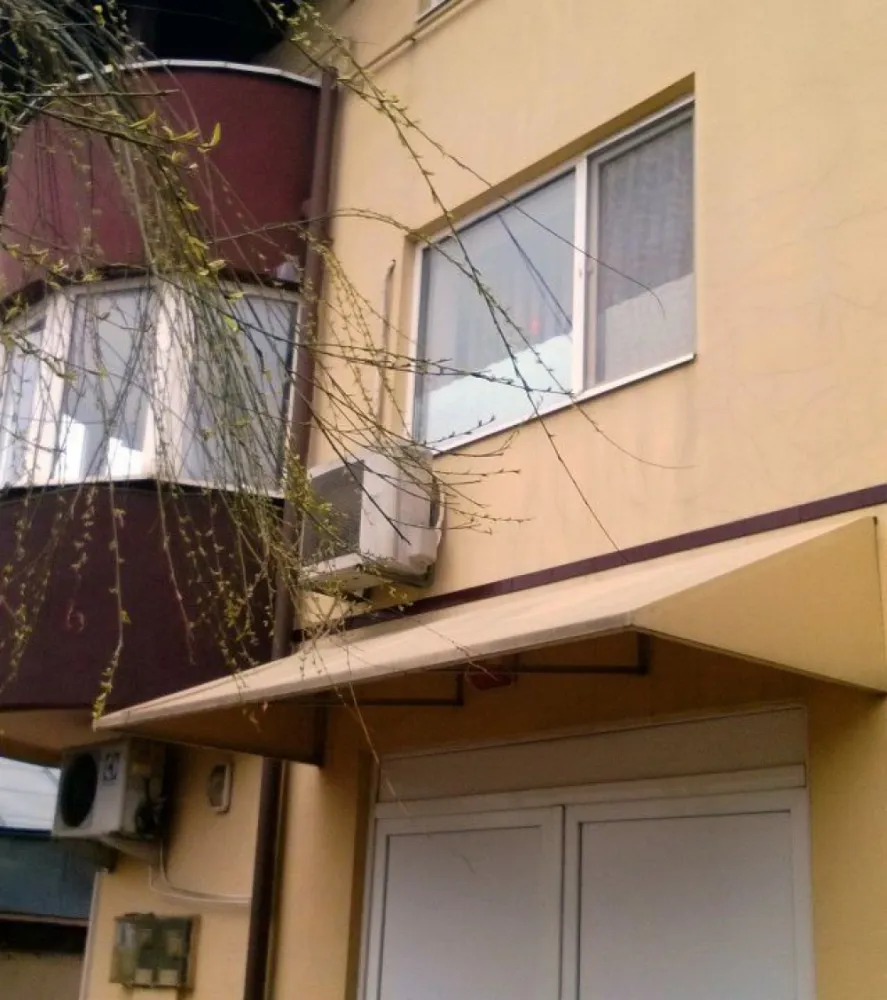 Casa/Vila/Spatiu comercial Rahova-Sos.Salaj - Recomandare: Gradinita/ After school/ Clinica / Depozit/ Productie/ Office /Show room/ Magazin
 STD 325 mp, teren 530 mp, amprenta la sol 156 mp.
Orientare SE - SV.
Doar 5,5 km pana la Unirea.
Constructie 2004, stalpi 35 cm, BCA 35 cm, acoperis Lindab, izolata termic polistiren exterior, alimentare curent 380 V - 220 V ( putere 17 kW),( la sosea principal de 24 m cu doua benzi/sens) centrale termice individuale, aer conditionat, internet, alarma, interfon, spatii parcare spatiu parcare in curte in fata cladirii + trotuar + sosea( 5-6 auto),.
Structura de rezistenta care mai suporta extinerea cu inca 2 etaje.
Parter 
OPEN SPACE tip hala H- 3m, pardoseala fasonata care suporta greutate f. mare, 3 usi acces ( 1 dubla tip marfa + 2 normale), 1 grup sanitar ( cu dus ), 2 aer conditionat, alarma, interfon, incalzire calorifere / thermostat zonal perete 
Etaj 1
 - 7 camere, 1 oficiu cu chicineta, 3 grupuri sanitare ( 1 grup cu dus), 2 holuri, complet gresie trafic intens/birou parchet, incalzire calorifere / 2 thermostate zonale perete, termopan, 3 aer conditionat, alarma, 2 scari de acces , centrala telefonica
Mansarda inalta locuibila
- intrare separata, utilitatile separate de parter si etaj, residential, 5 camere, 2 holuri, 3 bai( dus si cada), bucatarie, terasa, 4 aer conditionat, incalzire calorifere / thermostat zonal perete, alarma, interfon, internet, ferestre de mansarda, pregatita pentru racordare incalzire cu panouri solare
Gradina curte 
 - 380 mp utili, gard h= 3m plus gard extra de plasa ( total 4,8m), porti metalice, pavaj dale/ alei dale, foisor, brazi, pomi fructiferi, flori, gazon 
 Vecinatati: magazine Lidl (900m), Kaufland ( 500m), Penny, Profi ( 300m) scoala, parc, benzinarii, alte spatii comerciale, piata, case-vile, autobuz direct Unirea, tramvai 800m.
1.Vanzare
 2 Posibilitati inchiriere: 
Parter + etaj 1
Parter + etaj + mansarda