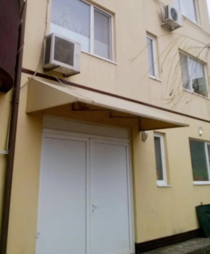 Casa/Vila/Spatiu comercial Rahova-Sos.Salaj - Recomandare: Gradinita/ After school/ Clinica / Depozit/ Productie/ Office /Show room/ Magazin
 STD 325 mp, teren 530 mp, amprenta la sol 156 mp.
Orientare SE - SV.
Doar 5,5 km pana la Unirea.
Constructie 2004, stalpi 35 cm, BCA 35 cm, acoperis Lindab, izolata termic polistiren exterior, alimentare curent 380 V - 220 V ( putere 17 kW),( la sosea principal de 24 m cu doua benzi/sens) centrale termice individuale, aer conditionat, internet, alarma, interfon, spatii parcare spatiu parcare in curte in fata cladirii + trotuar + sosea( 5-6 auto),.
Structura de rezistenta care mai suporta extinerea cu inca 2 etaje.
Parter 
OPEN SPACE tip hala H- 3m, pardoseala fasonata care suporta greutate f. mare, 3 usi acces ( 1 dubla tip marfa + 2 normale), 1 grup sanitar ( cu dus ), 2 aer conditionat, alarma, interfon, incalzire calorifere / thermostat zonal perete 
Etaj 1
 - 7 camere, 1 oficiu cu chicineta, 3 grupuri sanitare ( 1 grup cu dus), 2 holuri, complet gresie trafic intens/birou parchet, incalzire calorifere / 2 thermostate zonale perete, termopan, 3 aer conditionat, alarma, 2 scari de acces , centrala telefonica
Mansarda inalta locuibila
- intrare separata, utilitatile separate de parter si etaj, residential, 5 camere, 2 holuri, 3 bai( dus si cada), bucatarie, terasa, 4 aer conditionat, incalzire calorifere / thermostat zonal perete, alarma, interfon, internet, ferestre de mansarda, pregatita pentru racordare incalzire cu panouri solare
Gradina curte 
 - 380 mp utili, gard h= 3m plus gard extra de plasa ( total 4,8m), porti metalice, pavaj dale/ alei dale, foisor, brazi, pomi fructiferi, flori, gazon 
 Vecinatati: magazine Lidl (900m), Kaufland ( 500m), Penny, Profi ( 300m) scoala, parc, benzinarii, alte spatii comerciale, piata, case-vile, autobuz direct Unirea, tramvai 800m.
1.Vanzare
 2 Posibilitati inchiriere: 
Parter + etaj 1
Parter + etaj + mansarda