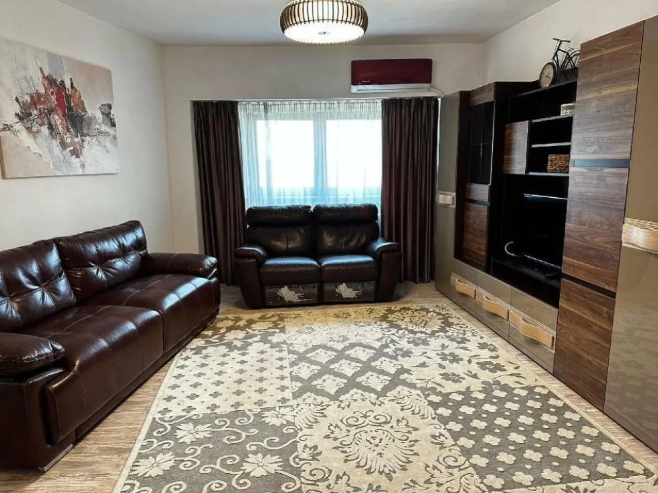 Proprietar: ap 4 cam, 110mp, Bdul Unirii 55, pozitie excelenta - Proprietar ofer spre vanzare apartament 4 cam, Bdul Unirii 55, exact langa Hotel Union Plaza, etaj 7 din 8, vedere excenlenta pe ambele parti ale blocului.
An constructie 1995, suprafata 110mp, 2 balcoane unul inchis pe spate si altul deschis spre bulevard, aer conditionat in toate camerele, renovat lux, termopane tripan maro.
Se da cu mobilierul de baie si bucatarie inclus in pret si la cerere se poate vinde si restul mobilierului.