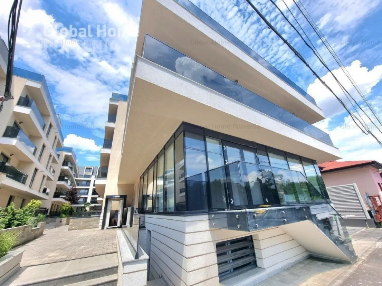 13 Septembrie, Panduri, Unirii, Catedral Residence, spatiu com. 180 mp, vitrina 25 mp - Cosmin Vasilache ^ Global Home Romania ^ Real Estate Agency ^ Imobiliare
0% Comision

Spatiu Comercial cu o suprfata utila de 180 situat in zona centrala a capitalei avand accces rapid catre toane zonele de intres ale Bucurestiului.
Proprietatea este situata in cadrul unui ansamblu rezidential cu o viziune moderna asupra mediului de locuit finalizat in anul 2022.
Imobilul este situat pe Str. Gheorgheni - Catedral Residence avand aprioximativ 120 unitati.
INFORMATII TEHNICE
Infrastructura cladirii (fundatii) este de tip cutie rigida din beton armat (fundatii, pereti si planseul de peste demisol din beton armat).
Suprastructura de tip cadre de beton armat, alcatuita din stalpi, pereti si plansee din beton armat. La realizarea structurii de rezistenta s-au folosit beton de rezistenta C25/30 in plansee si C30/37 in elementele verticale (stalpi si pereti). Otelul beton utilizat in armare este de tip BST500S.
Acoperisul constructiei este de tip sarpanta din lemn ecarisat de rasinoase cu invelitoare din tabla faltuita. Toate elementele componente ale sarpantei din lemn (popi, capriori, clesti, cosoroabe, astereala) au fost supuse tratamentului impotriva cariilor, insectelor, mucegaiului, fungilor si nu in ultimul rand impotriva focului.
Toate materialele utilizate in executia structurii de rezistenta au fost prevazute in proiectul tehnic de rezistenta mecanica si stabilitate si, au fost insotite de fise tehnice, agrement tehnic de conformitate, documente ce se regasesc in Cartea Tehnica a Constructiei.
Constructia a fost proiectata sa reziste la cutremure cu magnitudinea cuprinsa intre 8 si 8,5 grade pe scara Richter.
Izolarea este realizata cu polistiren expandat EPS 80 de 100 mm ecranat intre nivele cu vata bazaltica de 100 mm pentru confort termic, acustic, siguranta la incendiu si un impact redus asupra mediului inconjurator
Tencuiala decorativa de exterior este rezistenta la apa, texturata, permeabila la vapori, rezistenta la fisuri si solicitari mecanice, protejeaza izolatia termica, durabila, usor de revopsit pentru a da in viitor cladirii un aer proaspat si a facilita intretinerea si repararea.
Ferestre Salamander Bluevolution 82 – Noua generatie a sistemului Blu Evolution are o structura inovativa cu 6 camere, adancime constructiva de 82 mm. Sistemul dispune de o protectie termica optima oferind cea mai buna eficienta energetica. Izolarea termica a ferestrei Blu Evolution 82 este excelenta pentru ca garnitura mediana imbunatateste proprietatile termice si acustice si ofera o protectie sigura impotriva vantului si ploii.
Accesorii feronerie ROTO NT
Geam termopan 44 mm Tripan Clar + Clar + Low-e
Finisaj Gri Graphite
Garantie – 24 luni
VIDEOINTERFON ELECTRA SMART
Videointerfon ELECTRA SMART – Panou exterior cu suprafata GLASS securizata 8 mm, carcasa aluminiu, camera video 1/3 CCD Sony (537×597), display electronic pentru lista locatari, tastatura touch iluminata, comunicatie full-dup
Centrala termica in condensatie VAILLANT ecoTEC intro VUW 18/24 AS/1-1 pentru incalzire si preparare apa calda in regim instant.
ECOTEC Intro ofera tot ce ati putea dori de la o solutie moderna de incalzire si apa calda menjera: calitate inalta, tehnologie de ultima generatie si robustete.
Consum de energie in standby mai mic de 2W
Debit apa calda – 11,5 l / min, (ΔT = 30° C)
Display touch screen