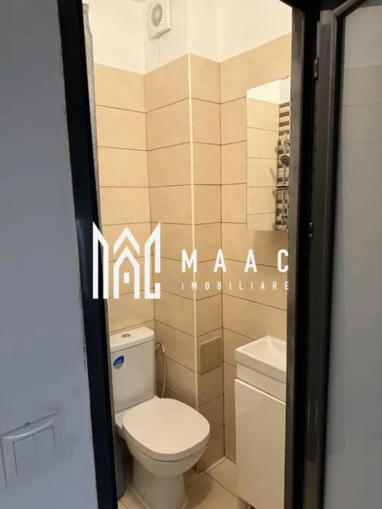 Garsoniera | Etaj 1 | Mobilata | Renovata | Vasile Aaron - MAAC Imobiliare va prezinta o garsoniera situata la etajul 1/4 in zona Vasile Aaron. Suprafață utilă: 22 mp Etaj: 1/4 (cu pod deasupra) Stare: Complet renovată Caracteristici principale: Renovată complet. Orientare către soare: Garsoniera este luminoasă și primitoare. Geamuri termopan Încălzire economică: Deși nu are sistem de încălzire pe gaze, garsoniera este echipată cu un boiler electric și un convector de încălzire, ideal pentru suprafața de 22 mp, reducând semnificativ costurile de întreținere. Mobilată și utilată: Se vinde exact ca în poze, complet mobilată Blocul: Scara bine întreținută. Izolare termică. Zona: Facilități în apropiere: În imediata vecinătate găsiți școli, grădinițe, parcuri, magazine și o sală de forță. Pentru mai multe detalii precizati telefonic ca ati vazut anuntul cu ID: CP2529748 }}