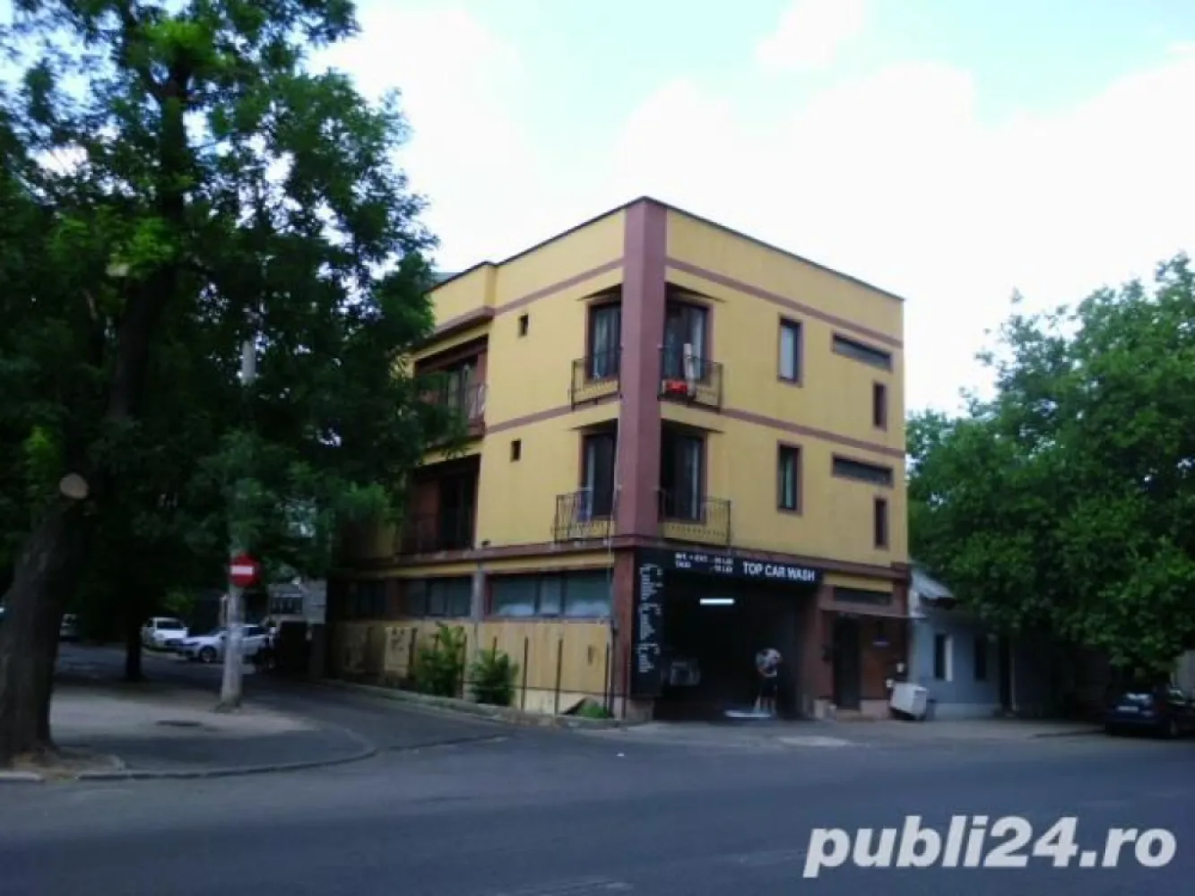 Spalatorie auto + 6 garsoniere - Zona Rahova, Progresului, Liberty Mall, cladire parter + 2 etaje, constructie 2010, are 100 mp pe nivel, Spalatorie auto in functiune parter +curte140 mp, 6 garsoniere la etajjul 1+2 , inchiriate cu cate 200 euro, acte in regula., Stadiul constructiei: Finalizat, numar etaj: P+2, numar camere: 7, suprafata utila: 300, suprafata totala: 240, suprafata construita: 300, anul constructiei: 2010.