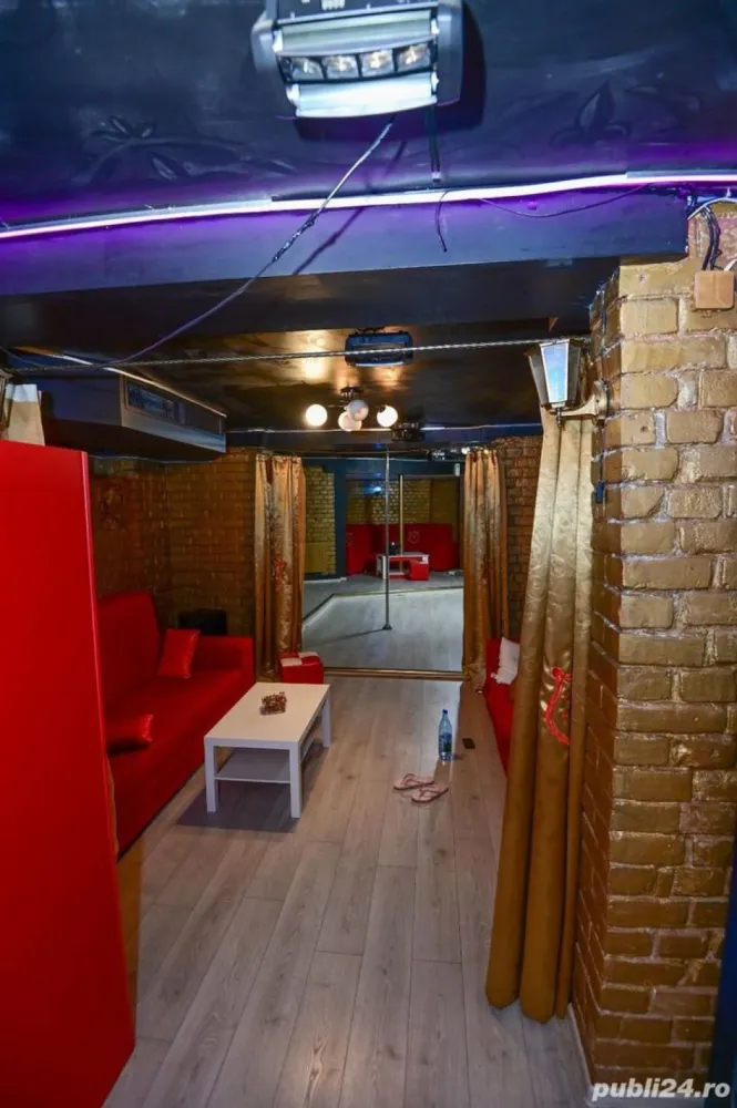 Spatiu comercial si casa de vanzare - Proprietar vand spatiu comercial si casa in aceeasi cladire . spatiul comercial aproximativ 180 mp la demisol, fost restaurant Excalibur , actual salon de masaj , apartamentul 2 camere la parter cu iesire in curte, anexa in curte tip garsoniera formata din camera,baie si bucatarie .total 262 mp ,cladirea nu are grad seismic, intrarile sunt separate si pot avea continuitate daca se doreste. racordate la apa ,gaze si lumina , acte la zi, zona piata Kogalniceanu , pret 320000 euro discutabil