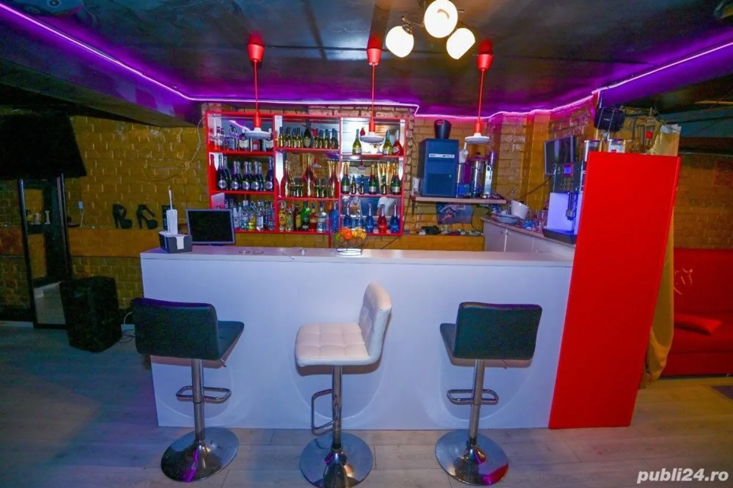 Spatiu comercial si casa de vanzare - Proprietar vand spatiu comercial si casa in aceeasi cladire . spatiul comercial aproximativ 180 mp la demisol, fost restaurant Excalibur , actual salon de masaj , apartamentul 2 camere la parter cu iesire in curte, anexa in curte tip garsoniera formata din camera,baie si bucatarie .total 262 mp ,cladirea nu are grad seismic, intrarile sunt separate si pot avea continuitate daca se doreste. racordate la apa ,gaze si lumina , acte la zi, zona piata Kogalniceanu , pret 320000 euro discutabil