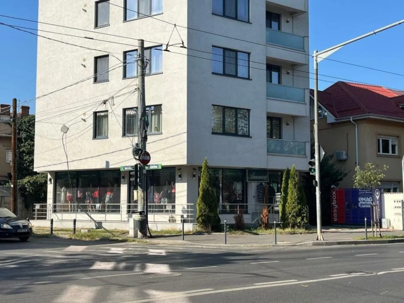 Vanzare spatiu comercial Drumul Sarii 150 mp - Spatiu comercial de vanzare zona Drumul Sarii / Academie / Cotroceni / 13 Septembrie parter + demisol in suprafata de 150 mp.

Spatiul comercial de la parter are 70 mp, iar cel de la demisol 80 mp. Ambele spatii au cate doua intrari separate si cate un grup sanitar fiecare.

Imobilul este situat la intersectia dintre strazile Constantin Marinescu si Drumul Sarii.

Spatiile se preteaza pentru activitate comerciala cat si pentru birouri .

Cele doua spatii sunt disponibile si pentru inchiriere.