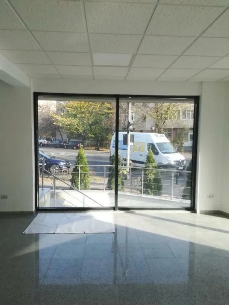 Vanzare spatiu comercial Drumul Sarii 150 mp - Spatiu comercial de vanzare zona Drumul Sarii / Academie / Cotroceni / 13 Septembrie parter + demisol in suprafata de 150 mp.

Spatiul comercial de la parter are 70 mp, iar cel de la demisol 80 mp. Ambele spatii au cate doua intrari separate si cate un grup sanitar fiecare.

Imobilul este situat la intersectia dintre strazile Constantin Marinescu si Drumul Sarii.

Spatiile se preteaza pentru activitate comerciala cat si pentru birouri .

Cele doua spatii sunt disponibile si pentru inchiriere.
