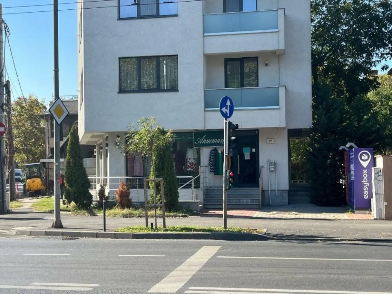Vanzare spatiu comercial Drumul Sarii 150 mp - Spatiu comercial de vanzare zona Drumul Sarii / Academie / Cotroceni / 13 Septembrie parter + demisol in suprafata de 150 mp.

Spatiul comercial de la parter are 70 mp, iar cel de la demisol 80 mp. Ambele spatii au cate doua intrari separate si cate un grup sanitar fiecare.

Imobilul este situat la intersectia dintre strazile Constantin Marinescu si Drumul Sarii.

Spatiile se preteaza pentru activitate comerciala cat si pentru birouri .

Cele doua spatii sunt disponibile si pentru inchiriere.