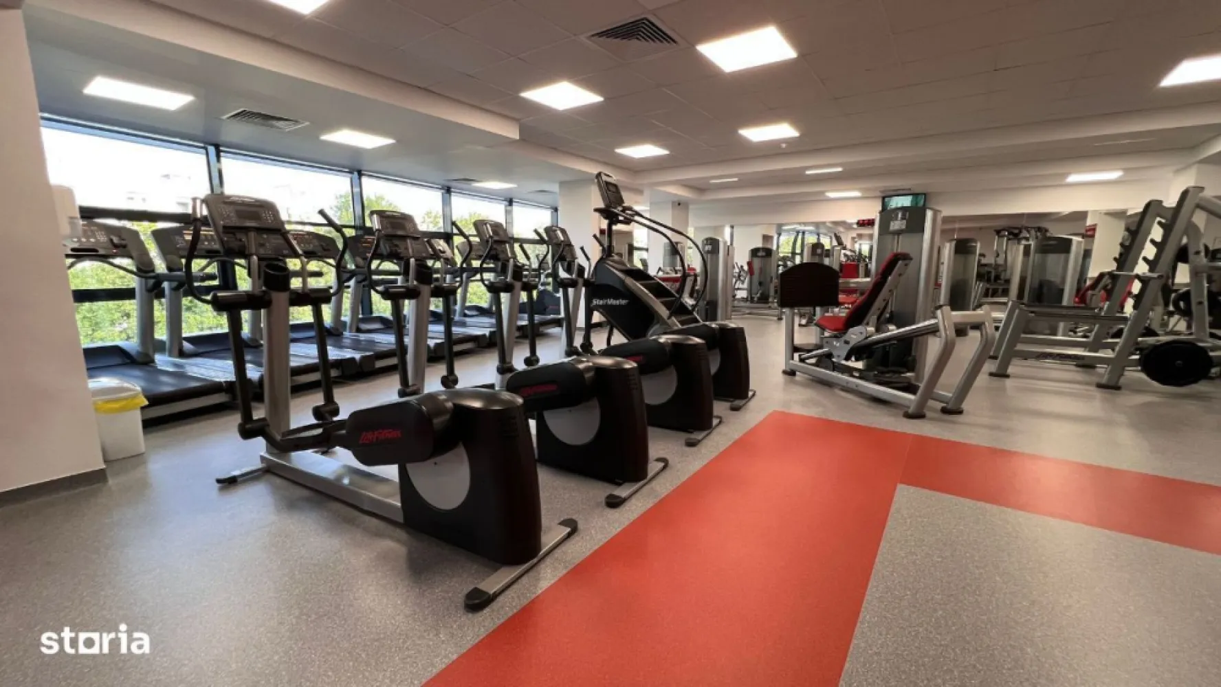 Sala fitness lux - Vand sala de fitness de lux, situata in zona Nordului. Sala are 1000 mp, 2 sali de aerobic, este echipata full Life Fitness. Are vestiare complet noi, dusuri cu hidromasaj, sistem de climatizare de ultima generatie,finisaje de lux, posibilitate parcare, pret 230000€ negociabil.