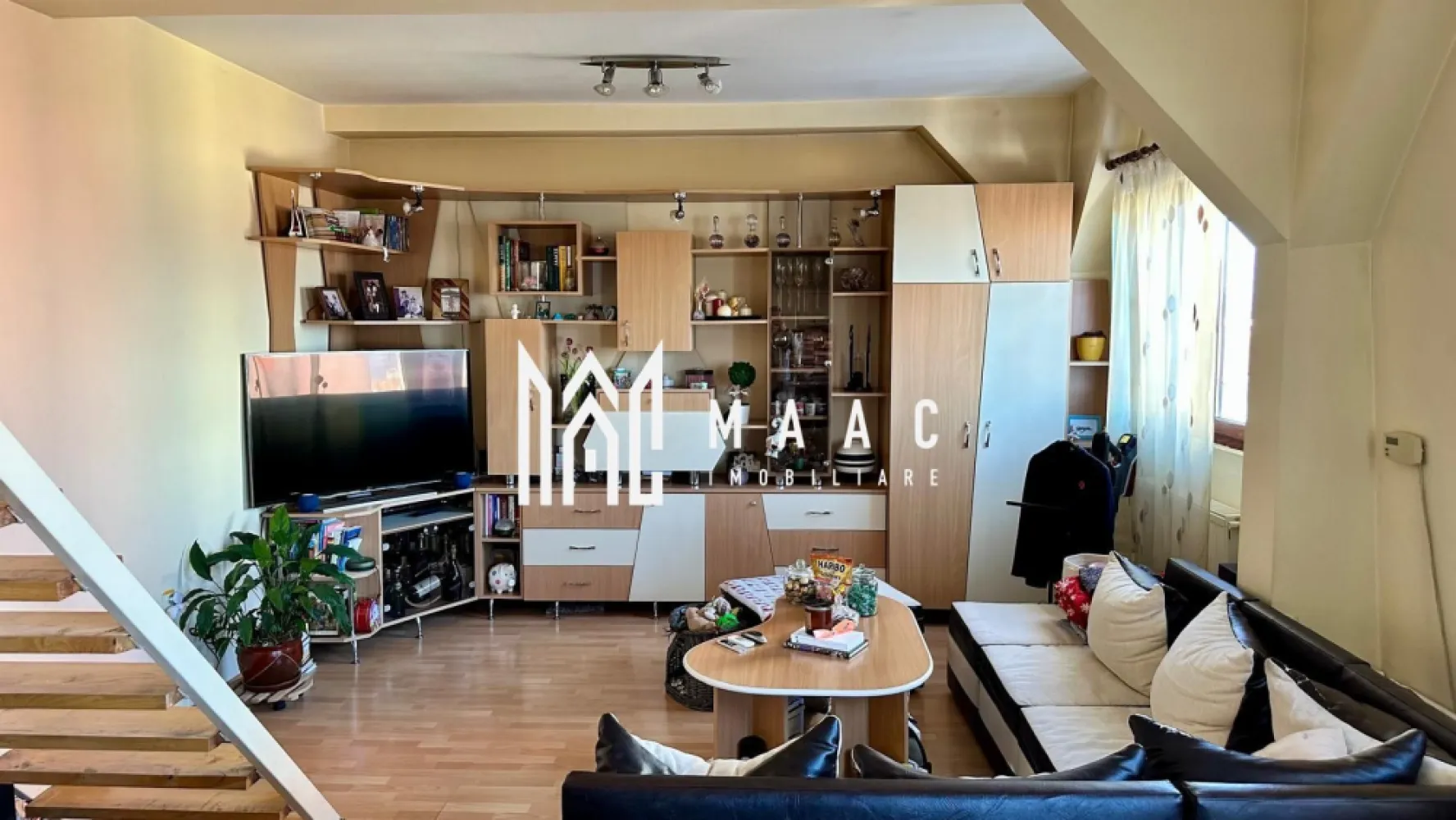Apartament 3 camere | Balcon | 60 MPU | Decomandat | Cedonia - MAAC Imobiliare vă propune spre vânzare un apartament cu 3 camere, complet mobilat și utilat, situat în Cedonia, în imediata apropiere a Școlii nr. 21 din Sibiu. Detalii generale: Tip proprietate: apartament cu 3 camere Localizare: Sibiu, zona Cedonia An construcție apartament: 2004 Suprafață utilă: 60 mp Etaj: 5 din 5 Compartimentare: decomandat Dotări și finisaje: Bucătărie complet mobilată și echipată Living și dormitoare mobilate cu bun gust, pregătite pentru mutare imediată Baie complet utilată Balcon Centrală termică proprie Sistem de aer condiționat Avantaje și zonă: Locație excelentă, cu acces rapid către: Școala Generală nr. 21 Grădinițe, magazine și piață agroalimentară Mijloace de transport în comun Ideal atât pentru locuință personală, cât și pentru investiție prin închiriere. Pentru mai multe detalii sau pentru a programa o vizionare, va rugam specificati telefonic: CP2529645 }}