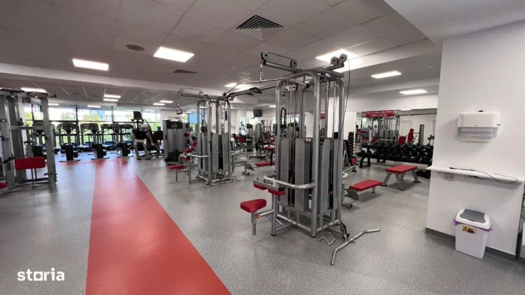 Sala fitness lux - Vand sala de fitness de lux, situata in zona Nordului. Sala are 1000 mp, 2 sali de aerobic, este echipata full Life Fitness. Are vestiare complet noi, dusuri cu hidromasaj, sistem de climatizare de ultima generatie,finisaje de lux, posibilitate parcare, pret 230000€ negociabil.