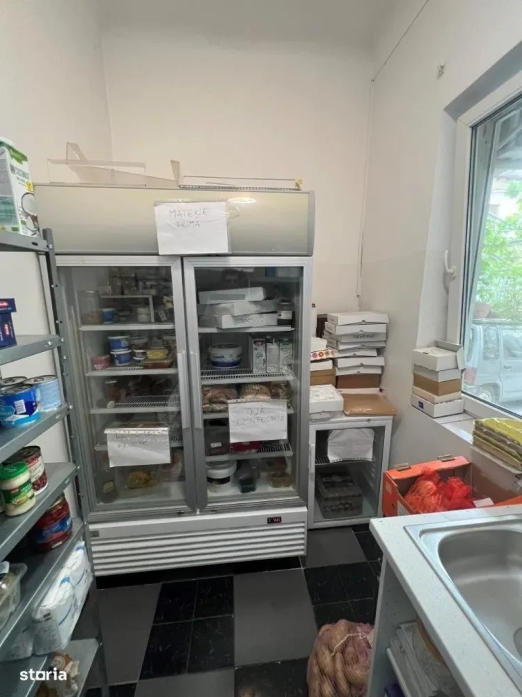 Vand dotari laborator cofetarie - patiserie utilat si autorizat - Vand/inchiriez laborator cofetarie - patiserie autorizat DSV si DSP cu punct de desfacere in locatie pregatit integral si in functiune.
Locatia este in sectorul 2 intre Spitalul Foisor si Spitalul Gerota, are 80mp, 4 camere de lucru, la parterul unei case, cu o chirie foarte atractiva.
Spatiul a fost pregatit special pentru productia de patiserie si cofetarie cu faianta pe toti peretii, linoleum special pentru laboratoare de productie, instalatia electrica complet refacuta pentru a face fata la consumatori (cuptoare, congelatoare, frigider si AC), hota cu motor si tubulatuira pentru cele 2 cuptoare cu inductie, AC in fiecare sala de lucru, instalatie sanitara - chiuvete duble de inox in fiecare sala de productie si partitie de gaze separata cu contor pe firma. Spatiul are construita o partitie speciala unde se vand produsele din vitrinele de expunere - stil vanzare la gemulet. Deschiderea pentru vanzare este pe colt, la intersectia a 2 strazi.
Daca se doreste, se pot vinde si utilajele din laborator, separat :  cuptoare de patiserie cu suporti si Hota cu motor si tubulatura, frigidere, vitrine frigorifice, presa de tarte cu 2 placi cu forme diferite, mixere, vase profesionale, forme diverse tarte, forme diverse silicon pentru mousseuri, cutii de transport si depozitare, etc.
Pentru vizionare si mai multe detalii sunati la tel