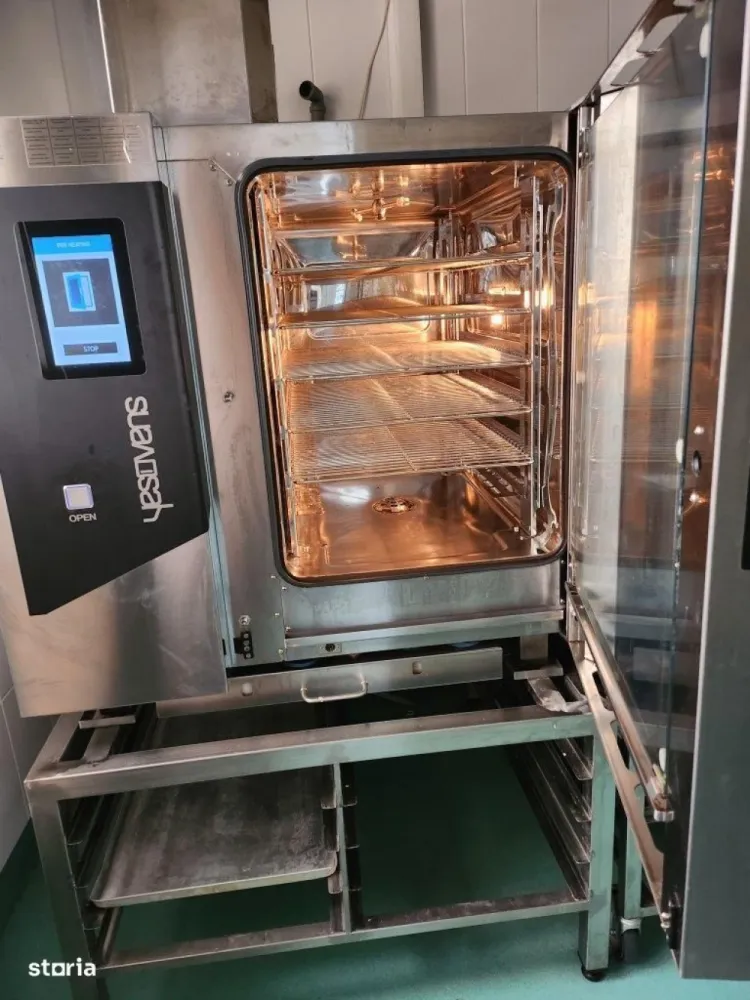 Vand dotari laborator cofetarie - patiserie utilat si autorizat - Vand/inchiriez laborator cofetarie - patiserie autorizat DSV si DSP cu punct de desfacere in locatie pregatit integral si in functiune.
Locatia este in sectorul 2 intre Spitalul Foisor si Spitalul Gerota, are 80mp, 4 camere de lucru, la parterul unei case, cu o chirie foarte atractiva.
Spatiul a fost pregatit special pentru productia de patiserie si cofetarie cu faianta pe toti peretii, linoleum special pentru laboratoare de productie, instalatia electrica complet refacuta pentru a face fata la consumatori (cuptoare, congelatoare, frigider si AC), hota cu motor si tubulatuira pentru cele 2 cuptoare cu inductie, AC in fiecare sala de lucru, instalatie sanitara - chiuvete duble de inox in fiecare sala de productie si partitie de gaze separata cu contor pe firma. Spatiul are construita o partitie speciala unde se vand produsele din vitrinele de expunere - stil vanzare la gemulet. Deschiderea pentru vanzare este pe colt, la intersectia a 2 strazi.
Daca se doreste, se pot vinde si utilajele din laborator, separat :  cuptoare de patiserie cu suporti si Hota cu motor si tubulatura, frigidere, vitrine frigorifice, presa de tarte cu 2 placi cu forme diferite, mixere, vase profesionale, forme diverse tarte, forme diverse silicon pentru mousseuri, cutii de transport si depozitare, etc.
Pentru vizionare si mai multe detalii sunati la tel