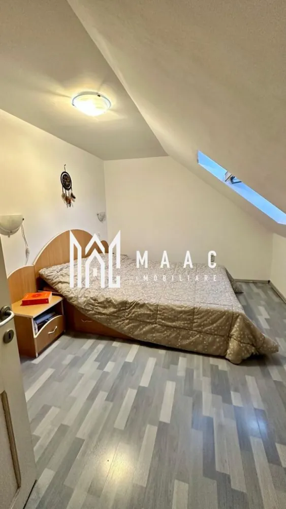 Apartament 3 camere | Balcon | 60 MPU | Decomandat | Cedonia - MAAC Imobiliare vă propune spre vânzare un apartament cu 3 camere, complet mobilat și utilat, situat în Cedonia, în imediata apropiere a Școlii nr. 21 din Sibiu. Detalii generale: Tip proprietate: apartament cu 3 camere Localizare: Sibiu, zona Cedonia An construcție apartament: 2004 Suprafață utilă: 60 mp Etaj: 5 din 5 Compartimentare: decomandat Dotări și finisaje: Bucătărie complet mobilată și echipată Living și dormitoare mobilate cu bun gust, pregătite pentru mutare imediată Baie complet utilată Balcon Centrală termică proprie Sistem de aer condiționat Avantaje și zonă: Locație excelentă, cu acces rapid către: Școala Generală nr. 21 Grădinițe, magazine și piață agroalimentară Mijloace de transport în comun Ideal atât pentru locuință personală, cât și pentru investiție prin închiriere. Pentru mai multe detalii sau pentru a programa o vizionare, va rugam specificati telefonic: CP2529645 }}