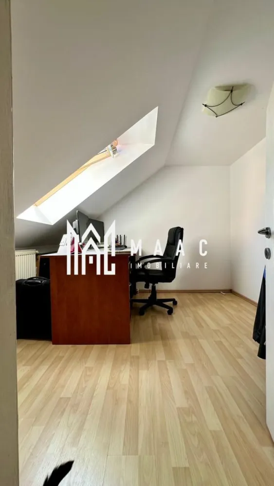 Apartament 3 camere | Balcon | 60 MPU | Decomandat | Cedonia - MAAC Imobiliare vă propune spre vânzare un apartament cu 3 camere, complet mobilat și utilat, situat în Cedonia, în imediata apropiere a Școlii nr. 21 din Sibiu. Detalii generale: Tip proprietate: apartament cu 3 camere Localizare: Sibiu, zona Cedonia An construcție apartament: 2004 Suprafață utilă: 60 mp Etaj: 5 din 5 Compartimentare: decomandat Dotări și finisaje: Bucătărie complet mobilată și echipată Living și dormitoare mobilate cu bun gust, pregătite pentru mutare imediată Baie complet utilată Balcon Centrală termică proprie Sistem de aer condiționat Avantaje și zonă: Locație excelentă, cu acces rapid către: Școala Generală nr. 21 Grădinițe, magazine și piață agroalimentară Mijloace de transport în comun Ideal atât pentru locuință personală, cât și pentru investiție prin închiriere. Pentru mai multe detalii sau pentru a programa o vizionare, va rugam specificati telefonic: CP2529645 }}