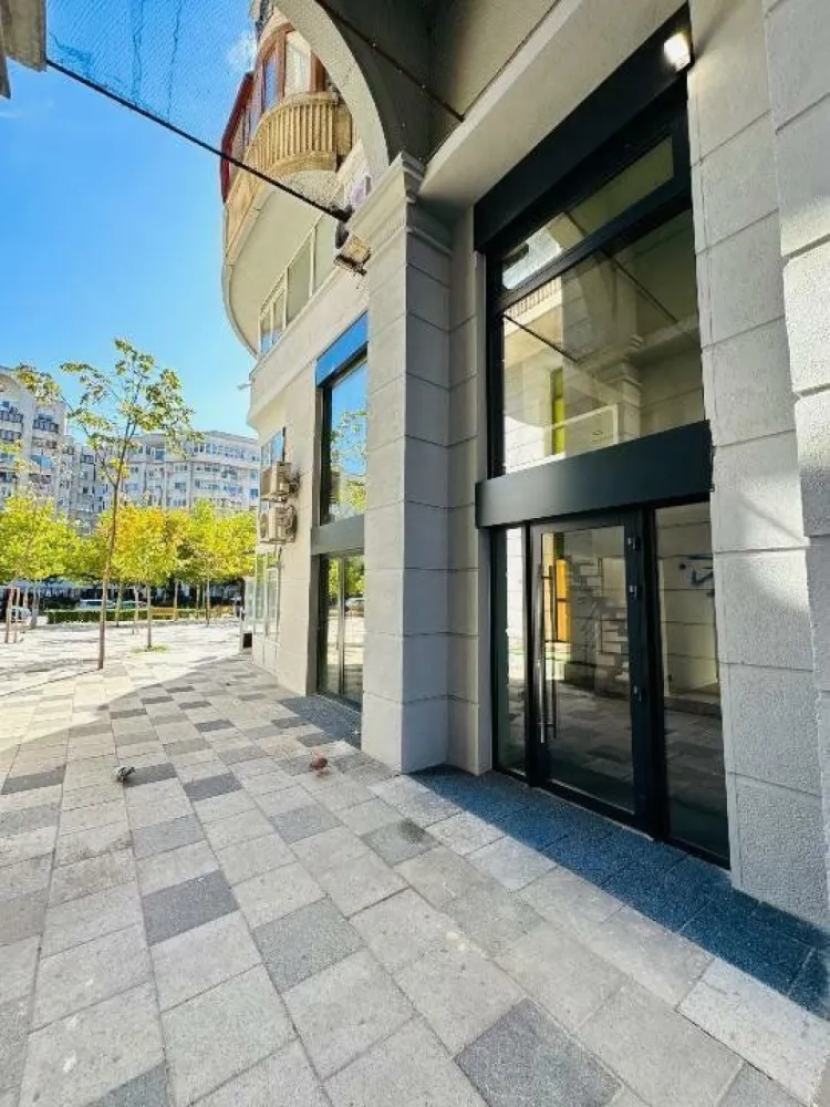 Spaţiu comercial - Bd. Decebal Exclusivitate - Spaţiu comercial stradal situat pe blvd. Decebal 9 , renovat complet ,gresie Italia, sanitare Grohe , tâmplărie noua ALUPROF glisantă şi electrica , aer condiţionat nou , 2 intrări frontale + 1 intrare laterala pentru depozit , 2 bai separate parter .
Ideal investiţie ,pretabil cafenea ,salon cosmetica , cabinet medical, notariat ,magazin produse premium.