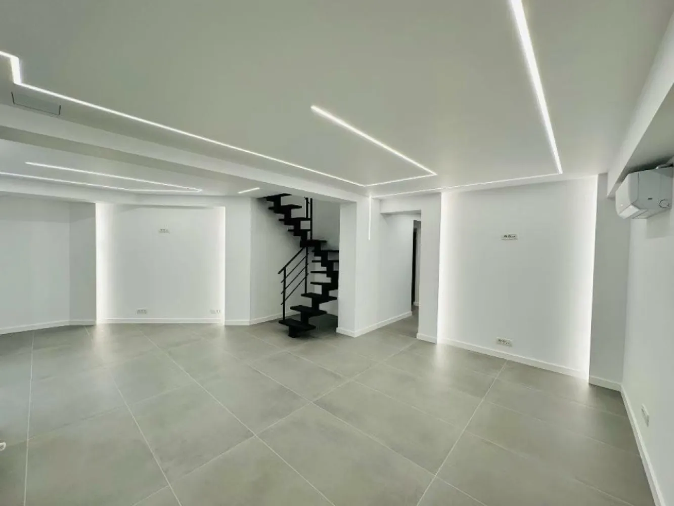 Spaţiu comercial - Bd. Decebal Exclusivitate - Spaţiu comercial stradal situat pe blvd. Decebal 9 , renovat complet ,gresie Italia, sanitare Grohe , tâmplărie noua ALUPROF glisantă şi electrica , aer condiţionat nou , 2 intrări frontale + 1 intrare laterala pentru depozit , 2 bai separate parter .
Ideal investiţie ,pretabil cafenea ,salon cosmetica , cabinet medical, notariat ,magazin produse premium.
