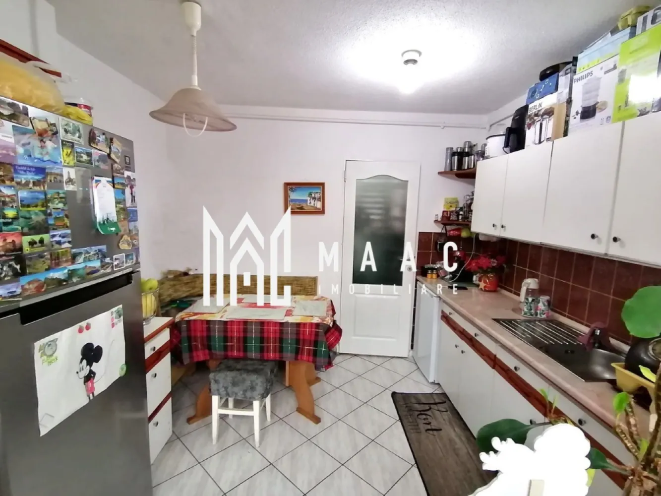 Apartament 3 camere I Decomandat I Zona Vasile Aaron - Propunem spre vanzare un apartament amplasat la etajul 8/10 al unui imobil din zona Vasile Aaron. Locuinta cuprinde: hol acces, living, bucatarie cu balcon, inchisa, doua dormitoare, dressing, baie cu vana si geam de aerisire. Blocul are izolatie termica, lift modernizat, casa scarii- ingrijita. Se preda mobilat/utilat. In imediata apropiere se gasesc centre comerciale, de invatamant, bancare, statii pentru transportul in comun, Piata Vasile Aaron. Pentru mai multe detalii precizati telefonic ca ati vazut anuntul cu ID:CP2528054 }}