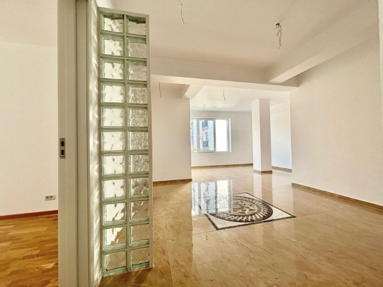 Direct Dezvoltator, Comision 0, 4 camere lux, toate actele - Va prezentam in exclusivitate apartamente de LUX in zona de nord Sisesti . Cel mai bun raport pret-calitate ! 

Apartament de 4 camere cu finisaje premium situat la etajul 1 din 4 , in blocul boutique CHATEAU BLANC

Blocul este nou , finisaje finalizate in 2022 ( P + 4 E , cate 2 apartamente pe fiecare etaj ) . In plus , mai sunt disponibile cateva apartamente :

- 3 camere ( etaj 2 )- 161.900 EUR
- 2 camere ( etaj 3 )- 141.900 EUR
- 2 camere ( etaj 4 )-106.900/100.900 EUR

De ce sa alegi Chateau Blanc ?

- STRUCTURA EXTREM DE REZISTENTA de tip Radier general , din beton armat superior, clasa C25/30 utilizat pentru constructia podurilor si autostrazilor . Cladirea este prevazuta sa reziste la un grad de seismicitate de 9 GRADE pe scara Richter

- Incalzire in pardoseala care reduce costurile cu 30% fata de incalzirea clasica

- Imobil de CLASA ENERGETICA A, termosistem, izolat polistiren de 15 cm EPS 80

- Fiecare apartament dispune de contorizare individuala la apa , curent si gaz si centrala proprie Immergas

- Videointerfon color Livolo cu sonerii touch la apartamente

- CEA MAI BUNA IZOLARE termica si fonica , pereti interiori din caramida Porotherm

Apartamentul este scaldat in lumina naturala , cu ferestre mari . Printre dotari se numara :

- Pardoseala de la Delta Studio din placi ceramice cu finisaj marmura marime XXL 120/60cm si medalion ceramic unic fiecarui apartament

- Parchet din lemn triplu-stratificat special pentru incalzirea in pardoseala

- Bai placate integral cu placi ceramice mari , dotate cu obiecte sanitare de top ( dus walk-in cu paravan sticla securizata/ cada, dus mare gen ploaie , baterii exclusiviste , oglinda cu led si dezaburire, wc -uri suspendate cu capac soft-close, chiuvete moderne cu mobilier suspendat )

- Bucatarie semi-open 

- Tavan inalt cu plinte

- Multe prize si intrerupatoare in fiecare camera

- Arhitectura UNICA a imobilului in stil BAROC , NEOCLASIC

- Usa de la intrare din Meranti alb cu manere din bronz Roccoco , vitralii cu 5 foi din sticla securizata si cristale

- Lift IFMA de 6 persoane cu CONFIGURARE FULL PREMIUM

- Balustrada de la scara model Chateau din fier forjat aurit cu mana curenta din lemn masiv de Mahon

- Chenare accent si tablouri exclusiviste pe casa scarii

- Lumini led cu senzor pe casa scarii

CHATEAU BLANC se afla la 10 minute de centrul orasului si de aeroport . Statie de metrou- la 5 minute de mers pe jos si RATB - la 1 minut de mers pe jos. In vecinatate se afla Lacul, Hotel Phoenicia , gradinite , scoli , centre comerciale , magazine , banci etc.

Alte puncte de interes in zona :

- Statia de metrou Straulesti la 5 minute de mers pe jos
- Statie de autobuz la 1 minut (liniile 304 si 436)
- Mega Image, Kaufland, Lidl, Pepco si alte magazine la 3 minute de mers pe jos
- Parcul Mogosoaia si Palatul Brâncovenesc- 3 minute cu masina sau 20 minute mers pe jos
- Mall Colosseum, Carrefour si Leroy Merlin- 3 minute de mers cu masina
- Mall Baneasa, IKEA, Carrefour- 10 minute de mers cu magina
- Aeroport Otopeni- 10 minute de mers cu masina.
- Parc Bazilescu- 5 minute de mers cu masina
- Locuri de joaca pentru copii
- Scoala Gimnaziala nr. 13, Nr 179 si Nr 192 la 5 min , gradinita privata la 2 min de mers pe jos sau multe alte optiuni pe o raza de maxim 10 minute de mers cu masina, gradinita de stat pe Sisesti la 3 min de mers cu masina.

Pentru mai multe detalii sau orice fel de intrebare , nu ezitati sa ne contactati telefonic la numarul din anunt
Va stam la dispozitie oricand !

Adresa : Bucuresti , Sector 1 , Strada Verbinelor nr. 16