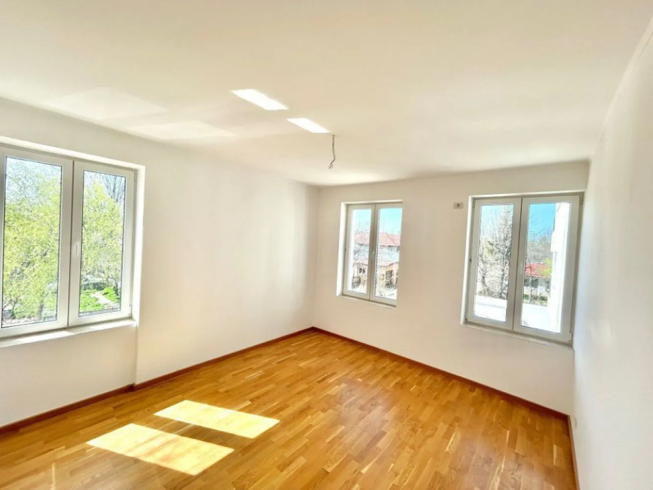 Direct Dezvoltator, Comision 0, 4 camere lux, toate actele - Va prezentam in exclusivitate apartamente de LUX in zona de nord Sisesti . Cel mai bun raport pret-calitate ! 

Apartament de 4 camere cu finisaje premium situat la etajul 1 din 4 , in blocul boutique CHATEAU BLANC

Blocul este nou , finisaje finalizate in 2022 ( P + 4 E , cate 2 apartamente pe fiecare etaj ) . In plus , mai sunt disponibile cateva apartamente :

- 3 camere ( etaj 2 )- 161.900 EUR
- 2 camere ( etaj 3 )- 141.900 EUR
- 2 camere ( etaj 4 )-106.900/100.900 EUR

De ce sa alegi Chateau Blanc ?

- STRUCTURA EXTREM DE REZISTENTA de tip Radier general , din beton armat superior, clasa C25/30 utilizat pentru constructia podurilor si autostrazilor . Cladirea este prevazuta sa reziste la un grad de seismicitate de 9 GRADE pe scara Richter

- Incalzire in pardoseala care reduce costurile cu 30% fata de incalzirea clasica

- Imobil de CLASA ENERGETICA A, termosistem, izolat polistiren de 15 cm EPS 80

- Fiecare apartament dispune de contorizare individuala la apa , curent si gaz si centrala proprie Immergas

- Videointerfon color Livolo cu sonerii touch la apartamente

- CEA MAI BUNA IZOLARE termica si fonica , pereti interiori din caramida Porotherm

Apartamentul este scaldat in lumina naturala , cu ferestre mari . Printre dotari se numara :

- Pardoseala de la Delta Studio din placi ceramice cu finisaj marmura marime XXL 120/60cm si medalion ceramic unic fiecarui apartament

- Parchet din lemn triplu-stratificat special pentru incalzirea in pardoseala

- Bai placate integral cu placi ceramice mari , dotate cu obiecte sanitare de top ( dus walk-in cu paravan sticla securizata/ cada, dus mare gen ploaie , baterii exclusiviste , oglinda cu led si dezaburire, wc -uri suspendate cu capac soft-close, chiuvete moderne cu mobilier suspendat )

- Bucatarie semi-open 

- Tavan inalt cu plinte

- Multe prize si intrerupatoare in fiecare camera

- Arhitectura UNICA a imobilului in stil BAROC , NEOCLASIC

- Usa de la intrare din Meranti alb cu manere din bronz Roccoco , vitralii cu 5 foi din sticla securizata si cristale

- Lift IFMA de 6 persoane cu CONFIGURARE FULL PREMIUM

- Balustrada de la scara model Chateau din fier forjat aurit cu mana curenta din lemn masiv de Mahon

- Chenare accent si tablouri exclusiviste pe casa scarii

- Lumini led cu senzor pe casa scarii

CHATEAU BLANC se afla la 10 minute de centrul orasului si de aeroport . Statie de metrou- la 5 minute de mers pe jos si RATB - la 1 minut de mers pe jos. In vecinatate se afla Lacul, Hotel Phoenicia , gradinite , scoli , centre comerciale , magazine , banci etc.

Alte puncte de interes in zona :

- Statia de metrou Straulesti la 5 minute de mers pe jos
- Statie de autobuz la 1 minut (liniile 304 si 436)
- Mega Image, Kaufland, Lidl, Pepco si alte magazine la 3 minute de mers pe jos
- Parcul Mogosoaia si Palatul Brâncovenesc- 3 minute cu masina sau 20 minute mers pe jos
- Mall Colosseum, Carrefour si Leroy Merlin- 3 minute de mers cu masina
- Mall Baneasa, IKEA, Carrefour- 10 minute de mers cu magina
- Aeroport Otopeni- 10 minute de mers cu masina.
- Parc Bazilescu- 5 minute de mers cu masina
- Locuri de joaca pentru copii
- Scoala Gimnaziala nr. 13, Nr 179 si Nr 192 la 5 min , gradinita privata la 2 min de mers pe jos sau multe alte optiuni pe o raza de maxim 10 minute de mers cu masina, gradinita de stat pe Sisesti la 3 min de mers cu masina.

Pentru mai multe detalii sau orice fel de intrebare , nu ezitati sa ne contactati telefonic la numarul din anunt
Va stam la dispozitie oricand !

Adresa : Bucuresti , Sector 1 , Strada Verbinelor nr. 16