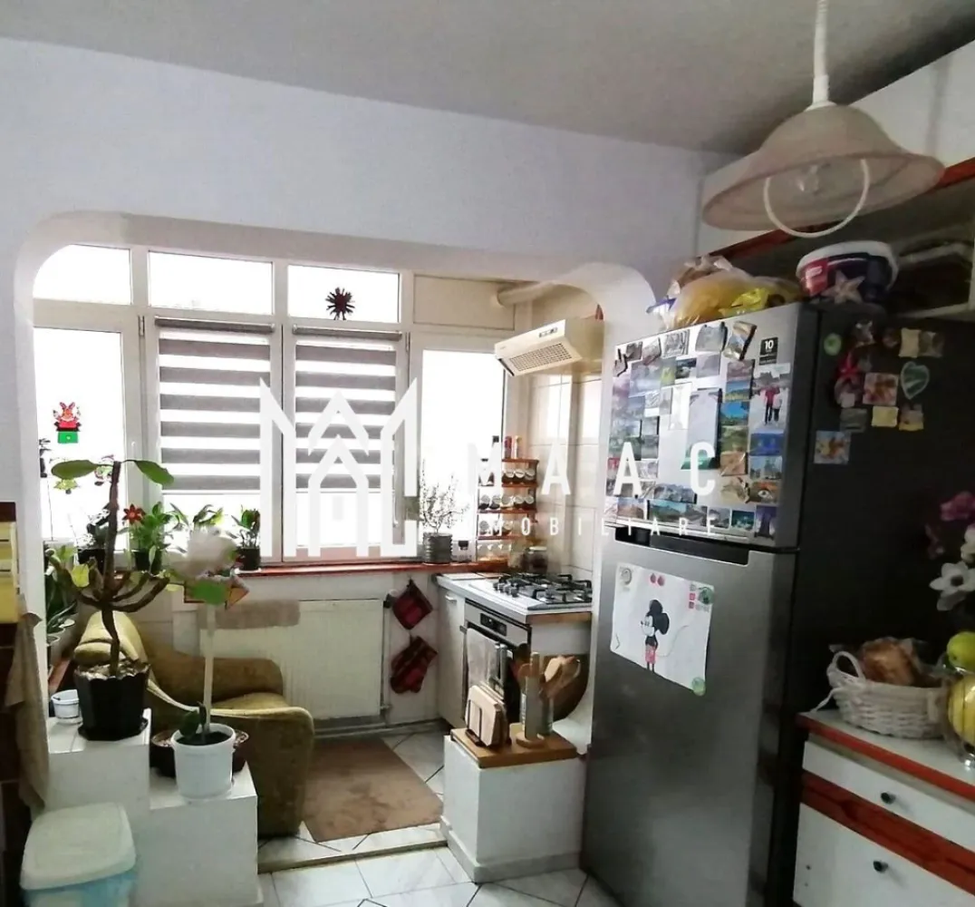 Apartament 3 camere I Decomandat I Zona Vasile Aaron - Propunem spre vanzare un apartament amplasat la etajul 8/10 al unui imobil din zona Vasile Aaron. Locuinta cuprinde: hol acces, living, bucatarie cu balcon, inchisa, doua dormitoare, dressing, baie cu vana si geam de aerisire. Blocul are izolatie termica, lift modernizat, casa scarii- ingrijita. Se preda mobilat/utilat. In imediata apropiere se gasesc centre comerciale, de invatamant, bancare, statii pentru transportul in comun, Piata Vasile Aaron. Pentru mai multe detalii precizati telefonic ca ati vazut anuntul cu ID:CP2528054 }}