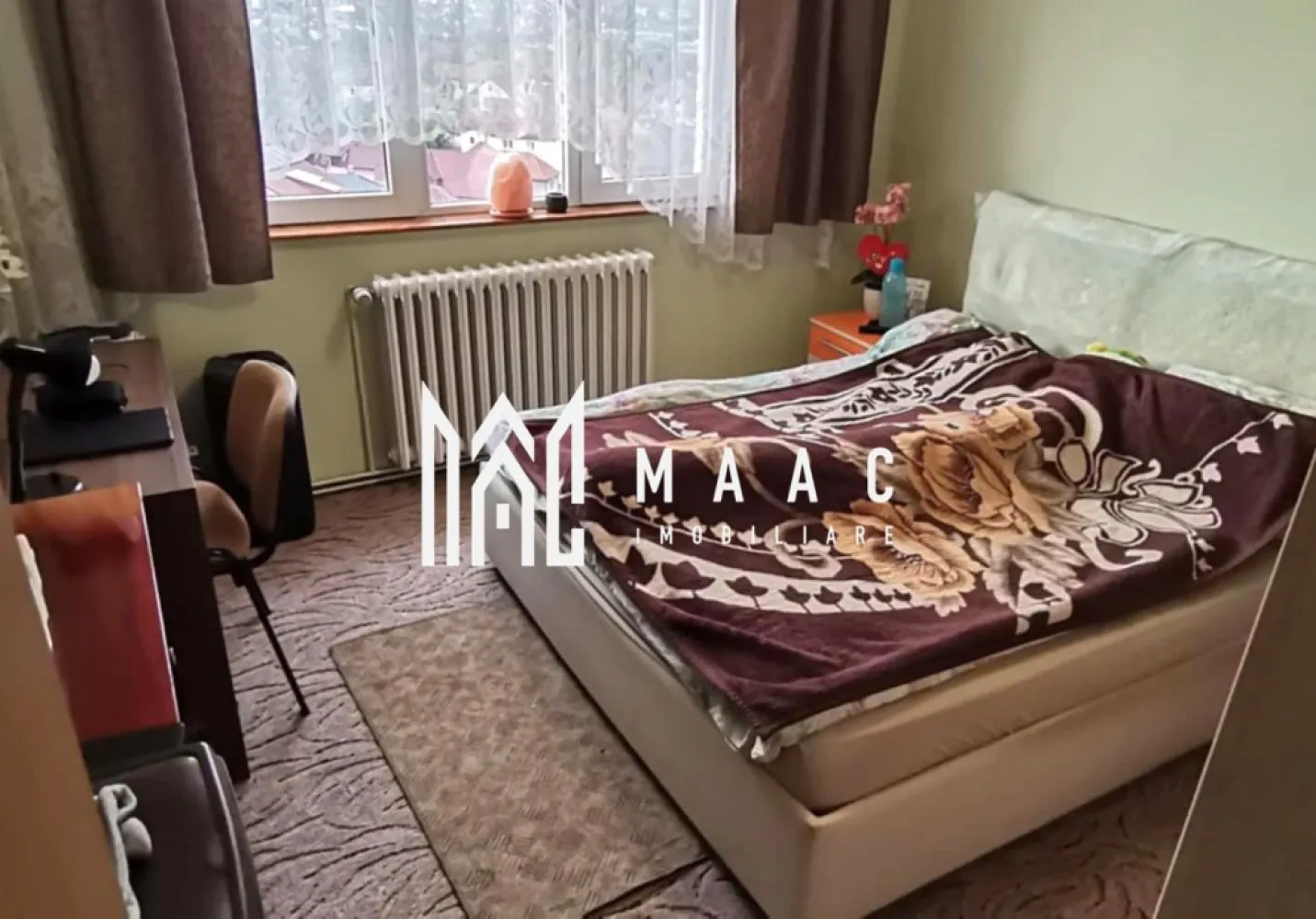 Apartament 3 camere I Decomandat I Zona Vasile Aaron - Propunem spre vanzare un apartament amplasat la etajul 8/10 al unui imobil din zona Vasile Aaron. Locuinta cuprinde: hol acces, living, bucatarie cu balcon, inchisa, doua dormitoare, dressing, baie cu vana si geam de aerisire. Blocul are izolatie termica, lift modernizat, casa scarii- ingrijita. Se preda mobilat/utilat. In imediata apropiere se gasesc centre comerciale, de invatamant, bancare, statii pentru transportul in comun, Piata Vasile Aaron. Pentru mai multe detalii precizati telefonic ca ati vazut anuntul cu ID:CP2528054 }}