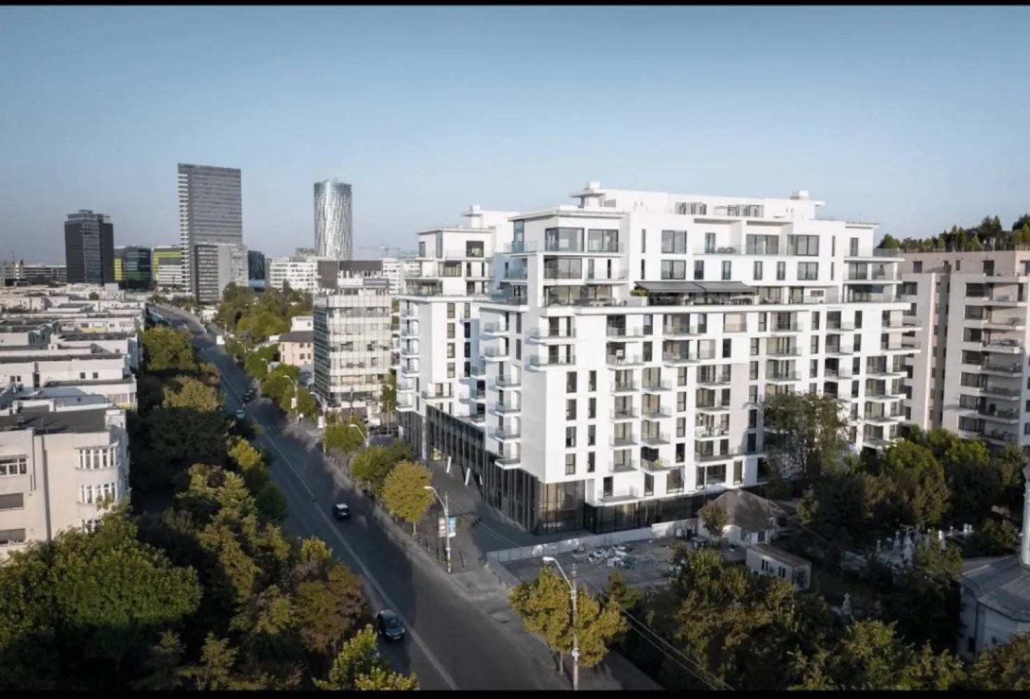 One Herastrau Plaza Penthouse Dublex cu 2loc parcare - 1.699.000 eur + tva 

in ONE HERASTRAU PLAZA.

Penthouse-Duplex, mobilat LUX/Premium

Situat la etajul 8, Zona HERASTRAU, avand o suprafata impresionanta de 336MP (dispus pe 2etaj), rietatea este compusa din 4 camere, beneficiind de 3 terase extrem de spatioase: o terasa generoasa de 117MP si doua terase cu o suprafata totala de 52MP.

2 etaje:
- Parterul este destinat zonei de zi unde regasim: Zona de living (cam70MP), bucataria mobilata/utilata, zona de dining, baia de serviciu; Zona de zi se remarca prin mai multe elemente: de la mobilierul negru care creeaza o separare a zonei, fata de hol si canapeaua gri , pana la semineu si masa de dining.
- La Etaj avem dispuse cele 3 dormitoare; Dormitorul matrimonial beneficiind de un dressing generos, insa elementul surpriza este redat de terasa cu o priveliste impresionanta.

Dezvoltarea beneficiaza de acces rapid la toate mijloacele de transport, fiind bine conectata la liniile de autobuz, tramvai si metrou. Zona reuneste toate punctele de interes importante din oras, fiind si una dintre cele mai exclusiviste zone din nordul Bucurestiului, inconjurata atat de Parcul cat si de Lacul Herastrau. 
Restaurantele, barurile, cluburile de noapte, scolile, gradinitele si centrele comerciale reprezinta doar cateva dintre atractiile cartierului Herastrau.

*Apartamentul se preda complet mobilat/utilat, cu doua locuri de parcare subterane incluse in pret. 
*video -- poze; la cerere; 
*Comission is 0%