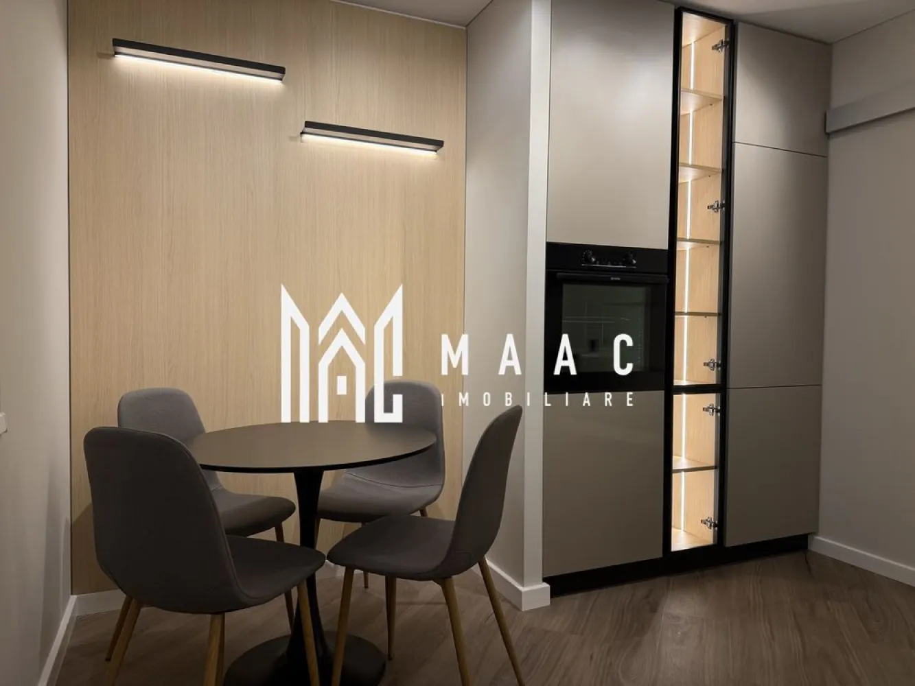 Apartament 2 camere | Etaj1 | Renovat Complet | Strand - MAAC Imobiliare vă propune spre vânzare un apartament exclusivist cu 2 camere, situat în cartierul Ștrand, într-o vilă cu doar 6 apartamente. Această proprietate se remarcă prin suprafața generoasă, finisajele premium și dotările moderne, fiind ideală pentru cei care își doresc un cămin elegant într-o zonă apreciată. Caracteristici principale: Suprafață utilă: 79 mp Compartimentare: complet decomandată, confort 1 Etaj: situat într-o vilă cu regim mic de locuințe (6 apartamente) Balcon: cu acces atât din living, cât și din dormitor Baie cu geam natural Cămară cu geam Pivniță la demisol și spațiu de depozitare în pod de cca 30 mp Dotări și finisaje: Apartament complet renovat recent (fără a fi locuit după renovare) Geamuri Salamander cu 6 camere și 3 foi de sticlă Instalații electrice, sanitare și termice noi Încălzire în pardoseală Uponor Centrală termică Bosch în condensare Bucătărie complet utilată: frigider incorporabil, mașină de spălat vase, plită inducție, hotă cu evacuare exterioară — toate noi, în garanție Mobilier executat la comandă de Rovere Mobilli Italia Finisaje și materiale de ultimă generație Detalii despre locație: Proprietatea este amplasată într-o zonă liniștită și bine cotată a cartierului Ștrand, cu acces rapid la puncte de interes precum școli, magazine, mijloace de transport și zone de agrement. Pentru mai multe informații sau pentru a programa o vizionare, contactați-ne telefonic și menționați ID-ul CP2527797. }}