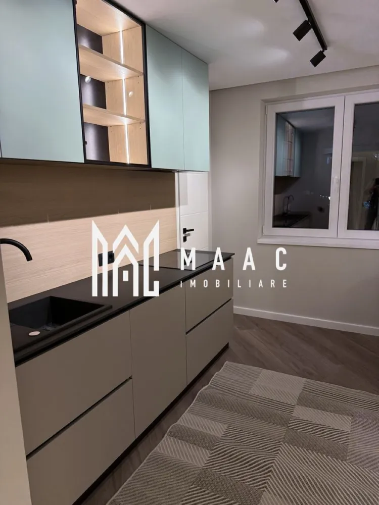 Apartament 2 camere | Etaj1 | Renovat Complet | Strand - MAAC Imobiliare vă propune spre vânzare un apartament exclusivist cu 2 camere, situat în cartierul Ștrand, într-o vilă cu doar 6 apartamente. Această proprietate se remarcă prin suprafața generoasă, finisajele premium și dotările moderne, fiind ideală pentru cei care își doresc un cămin elegant într-o zonă apreciată. Caracteristici principale: Suprafață utilă: 79 mp Compartimentare: complet decomandată, confort 1 Etaj: situat într-o vilă cu regim mic de locuințe (6 apartamente) Balcon: cu acces atât din living, cât și din dormitor Baie cu geam natural Cămară cu geam Pivniță la demisol și spațiu de depozitare în pod de cca 30 mp Dotări și finisaje: Apartament complet renovat recent (fără a fi locuit după renovare) Geamuri Salamander cu 6 camere și 3 foi de sticlă Instalații electrice, sanitare și termice noi Încălzire în pardoseală Uponor Centrală termică Bosch în condensare Bucătărie complet utilată: frigider incorporabil, mașină de spălat vase, plită inducție, hotă cu evacuare exterioară — toate noi, în garanție Mobilier executat la comandă de Rovere Mobilli Italia Finisaje și materiale de ultimă generație Detalii despre locație: Proprietatea este amplasată într-o zonă liniștită și bine cotată a cartierului Ștrand, cu acces rapid la puncte de interes precum școli, magazine, mijloace de transport și zone de agrement. Pentru mai multe informații sau pentru a programa o vizionare, contactați-ne telefonic și menționați ID-ul CP2527797. }}