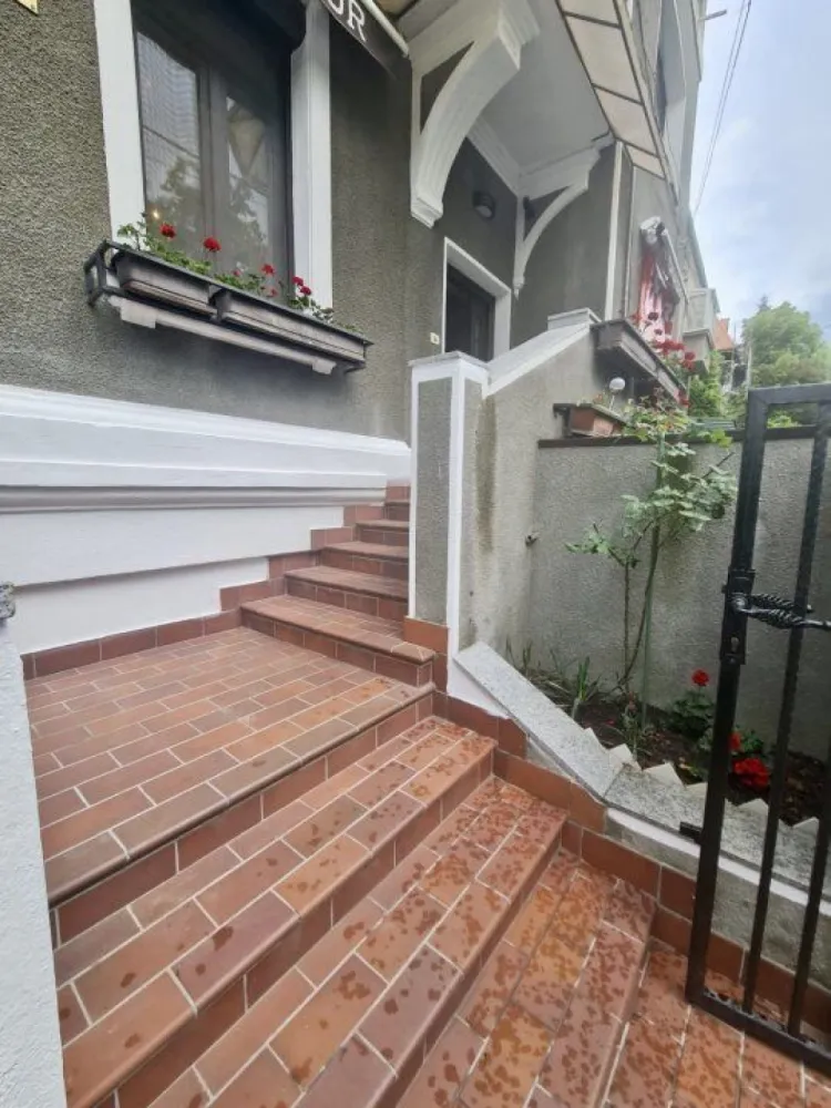 Propietar vand Apartament Popa Savu 10, Aviatorilor - Apartament elegant 4 camere, intrare separata direct din strada, garaj, pretabil Cabinet medical, Birou Avocatura, Notariat, Rezidential, etc.
Putin discutabil