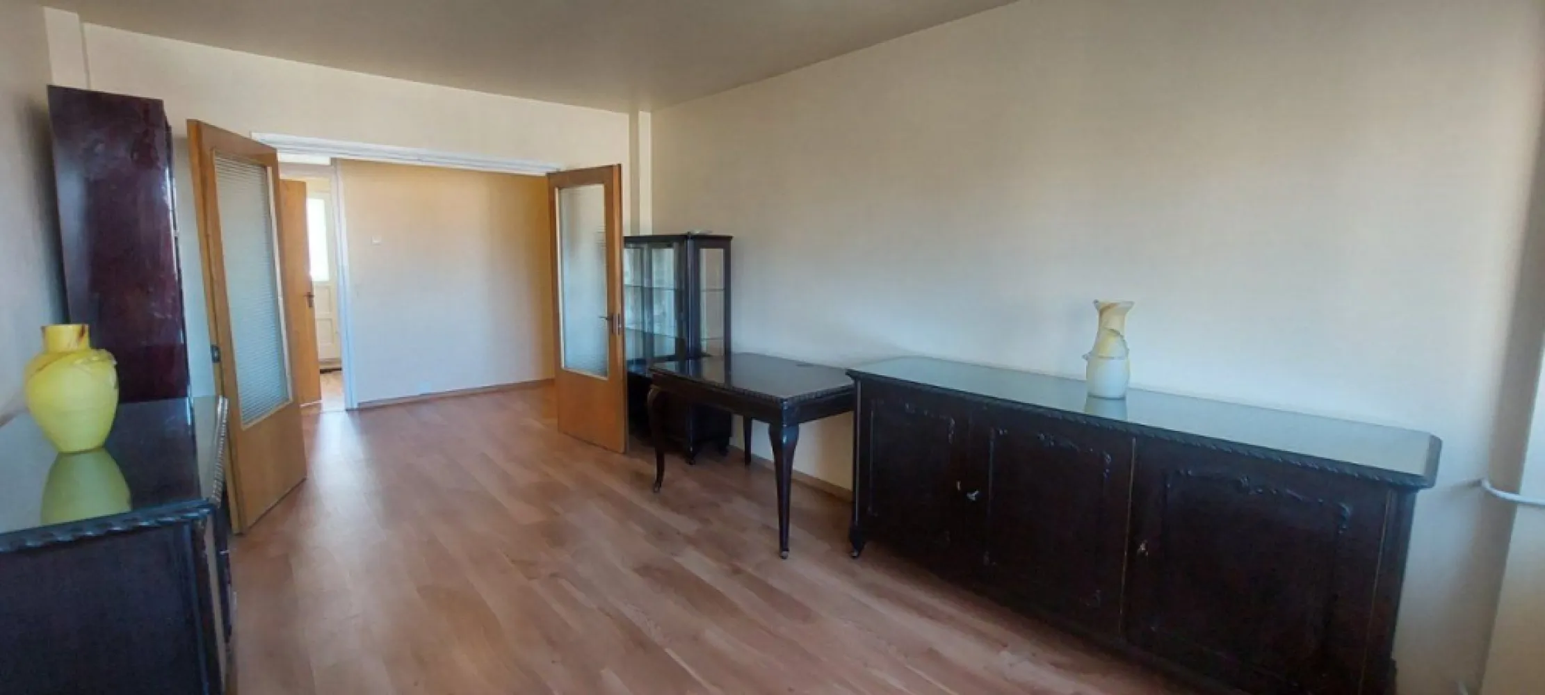 Vand apartament 4 camere situat la 10 min de Piata Unirii - Cautati un apartament spatios, intr-un bloc linistit, la 12 minute de centrul Capitalei?
Va prezentam spre vanzare un apartament deosebit, decomandat, cu 4 camere (un living spatios si 3 dormitoare linistite), 2 grupuri sanitare (unul cu cada si celalalt cu cabina de dus), 2 balcoane luminoase si eficient compartimentate, si o camara incapatoare. Logiile au acces din dormitoare: un balcon are vedere catre centrul orasului, iar celalalt catre zona interioara a blocului, cu vedere catre un parculet.
Apartamentul este complet renovat, reabilitat termic si are o suprafata utila generoasa de 80 mp. 
Situat la intersectia Calea Rahovei cu strada Mihail Sebastian, acest apartament este situat la etajul 3 din 10, in cadrul unui imobil construit in anul 1982. 
Apartamentul dispune de usa metalica, tamplarie PVC cu geamuri termopan, gresie, faianta, parchet laminat, conexiune de internet. 
Apartamentul este partial mobilat si utilat, oferind cumparatorului posibilitatea de a-l amenaja si decora dupa propriile preferinte.
Scara de bloc este curata si linistita, iar vecinii sunt amabili si civilizati.
Blocul este complet anvelopat termic.
In proximitate se afla gradinite, scoala generala nr. 280, scoala privata Micul Lord, centre educationale pentru copii printre care Art Kids Club, centre comerciale (Centrul Comercial Vulcan, Mega Image, Piata Rahova, Carrefour), farmacii cu program non-stop, banci si mijloace de transport in comun care ofera acces rapid catre toate zonele de interes ale capitalei.
Aparamentul se afla la 12 minute cu masina sau tramvaiul de Piata Unirii si statiile de metrou Piata Unirii 1 si 2.
Imobilul este ideal pentru o familie sau pentru sediu de firma, avand camere suficiente pentru birouri multiple.
Actele de vanzare sunt pregatite, iar mutarea se poate face imediat.
Apartamentul poate fi vizionat oricand, stabilind data si ora in prealabil.