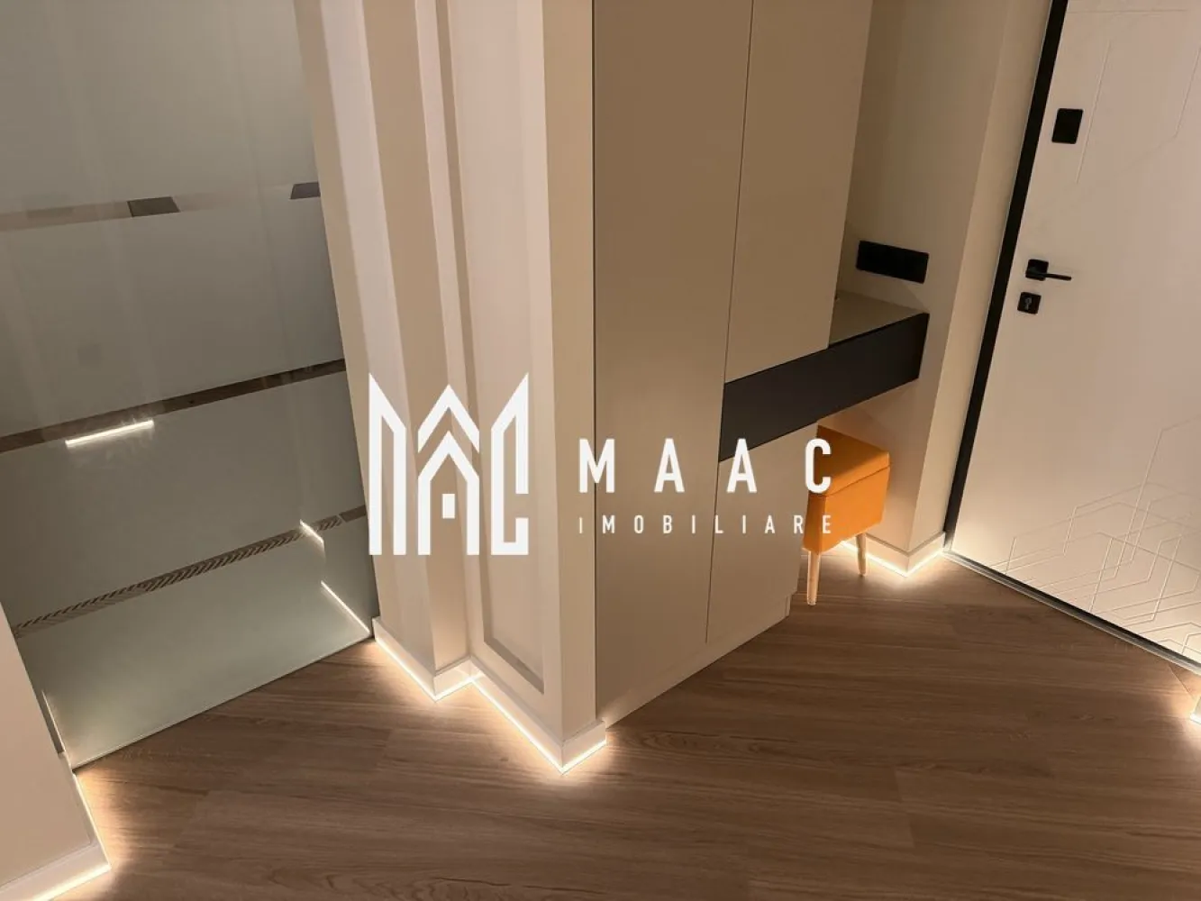 Apartament 2 camere | Etaj1 | Renovat Complet | Strand - MAAC Imobiliare vă propune spre vânzare un apartament exclusivist cu 2 camere, situat în cartierul Ștrand, într-o vilă cu doar 6 apartamente. Această proprietate se remarcă prin suprafața generoasă, finisajele premium și dotările moderne, fiind ideală pentru cei care își doresc un cămin elegant într-o zonă apreciată. Caracteristici principale: Suprafață utilă: 79 mp Compartimentare: complet decomandată, confort 1 Etaj: situat într-o vilă cu regim mic de locuințe (6 apartamente) Balcon: cu acces atât din living, cât și din dormitor Baie cu geam natural Cămară cu geam Pivniță la demisol și spațiu de depozitare în pod de cca 30 mp Dotări și finisaje: Apartament complet renovat recent (fără a fi locuit după renovare) Geamuri Salamander cu 6 camere și 3 foi de sticlă Instalații electrice, sanitare și termice noi Încălzire în pardoseală Uponor Centrală termică Bosch în condensare Bucătărie complet utilată: frigider incorporabil, mașină de spălat vase, plită inducție, hotă cu evacuare exterioară — toate noi, în garanție Mobilier executat la comandă de Rovere Mobilli Italia Finisaje și materiale de ultimă generație Detalii despre locație: Proprietatea este amplasată într-o zonă liniștită și bine cotată a cartierului Ștrand, cu acces rapid la puncte de interes precum școli, magazine, mijloace de transport și zone de agrement. Pentru mai multe informații sau pentru a programa o vizionare, contactați-ne telefonic și menționați ID-ul CP2527797. }}