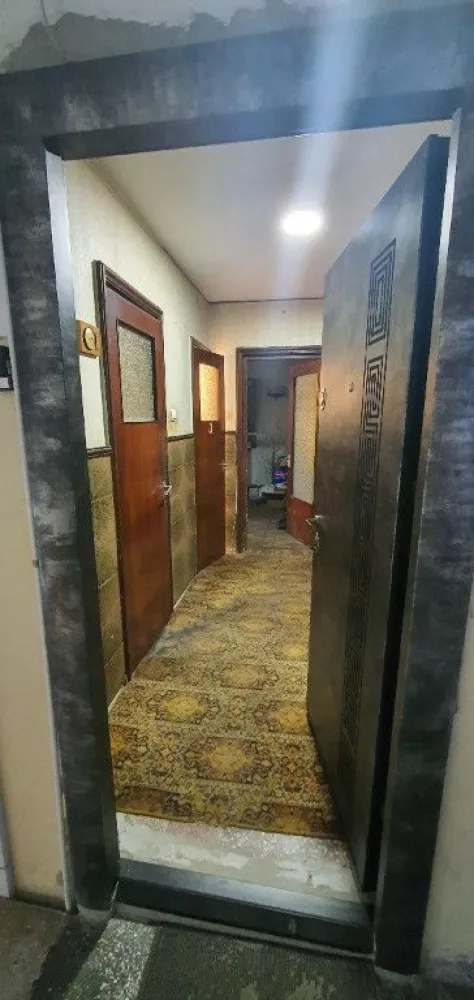 Apartament 4 camere decomandat Rahova - Apartament 4 camere decomandat, 3 4 etaje, 2 scari, an constructie 1970 , suprafata utila 77.9 mp si suprafata totala 81.9 mp. Detine 4 camere, baie, wc serviciu si balcon. Centrala de apartament proprie cu calorifere din fonta. Anul viitor avem promisiune ca se anvelopeaza blocul. Blocul se afla ca zona intre strada Antiaeriana si sos. Alexandriei aproape de benzinaria OMV, IN SPATELE BLOCURILOR M1,M2M3,M4 si M5. Mutare imediata,donez si o parte mare de mobila masiva completa lucrata manual din fag si stejar pentru sufragerie si multe altele. Actele la zi, cadastru, intabulare, certificat energetic clasa B, scoase anul acesta. Apartamentul se gaseste intr-o zona linistita in planul 2 fata de soseaua Alexandriei vecinatate cu strada Antiaeriana. In spatele blocului este o gradina cu multi copaci, beneficiati de liniste si umbra toata ziua. Geamuri termopane peate tot. Usa de la intrare apartament masiva din MDF cumparata de 1 an. Aveti in apropiere foarte multe magazine mici si supermarketuri iar la 500 m aveti scoala, si cresa. Necesita reparatii !