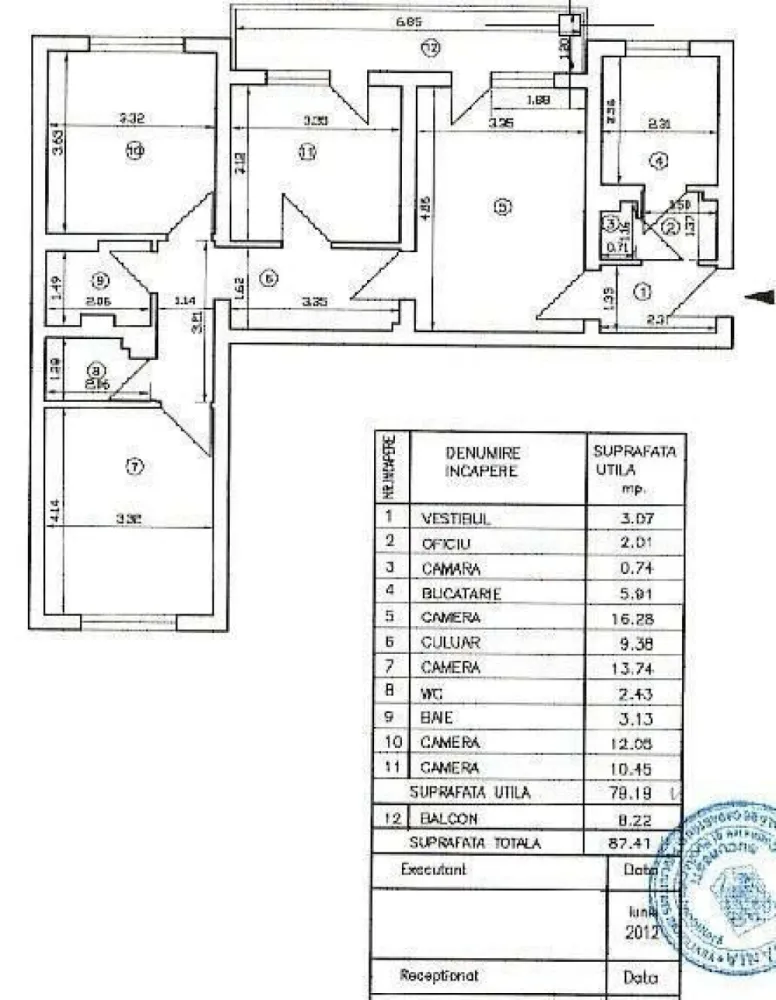 Apartament 4 camere Parc Bazilescu Bucurestii Noi - De vanzare apartament cu 4 camere, vis-Ă -vis de parcul Bazilescu, la 3 min de statia de metrou Bazilescu, la 3 min de statie de autobus, la 2 min de scoala generala 179, la 10 min de piata 16 Februarie, amplasat intr-un cartier verde, frumos si linistit. Apartamentul este renovat total, mobilat, utilat, cu centrala termica pe gaz, proprie si 2 aparate de aer conditionat.Bucataria este inchisa, are camara, este mobilata, dotata cu plita combinata, electrica si pe gaz, cuptor electric si pe gaz, masina spalat vase, centrala termica pe gaz, proprie, doua dormitoare matrimoniale mobilate, hol mare mobilat ca dressig cu dulap cu usi glisante, birou mobilat (sau camera copil) si living mobilat. Apartamentul are prevazute 2 bai, ambele renovate si reutilate, o baie cu cada si baia mica cu masina spalat rufe noua. Livingul este mobilat cu loc de servit masa pentru 4 persoane si loc de odihna cu canapea si mobilier pentru depozitare, alb. Apartamentul este dotat cu 2 aparate de aer conditionat cu split invertor. Apartamentul poseda un balcon f mare , inchis, nemobilat, de 6.25m x 1.2m. Scara este foarte linistita, blocul este de caramida, construit in anii 1964-1966, are structura foarte rezistenta din beton armat si caramida portanta, prevazut cu subsol, reabilitat termic in anii 2014-2016, cu 2 uscatorii prevazute pe scara, una chiar pe palier. Pretul este negociabil.