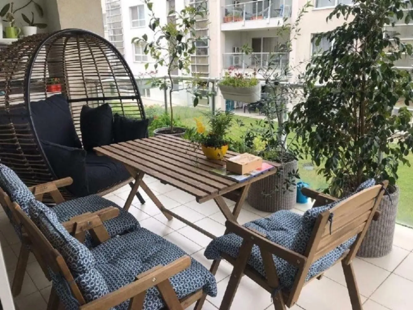 Apartament 4 camere, 116 mp, 2X parcare subteran, Felicity Baneasa - Vand apartament cu 4 camere situat in Felicity Residence, langa Padurea Baneasa.

Apartamentul dispune de 2 locuri de parcare situate la subteran, este situat la etajul 1 din 3 al unui bloc modern dotat cu lift panoramic, are o suprafata utila de 102 mp + terasa in suprafata de 13,6 mp si este compartimentat astfel:
- Living si dinning in suprafata totala de 34,9 mp, bucatarie deschisa (ce poate fi delimitata), camera tehnica unde se afla centrala, masina de spalat si uscatorul de rufe.
- 3 dormitoare dintre care unul matrimonial cu baie proprie si dressing, o baie care deserveste celelalte 2 dormitoare si o baie de serviciu.

Complexul residential Felicity dispune de numeroase spatii verzi, 2 locuri de joaca pentru copii, un teren de baschet, paza 24h/24h cu monitorizare video.