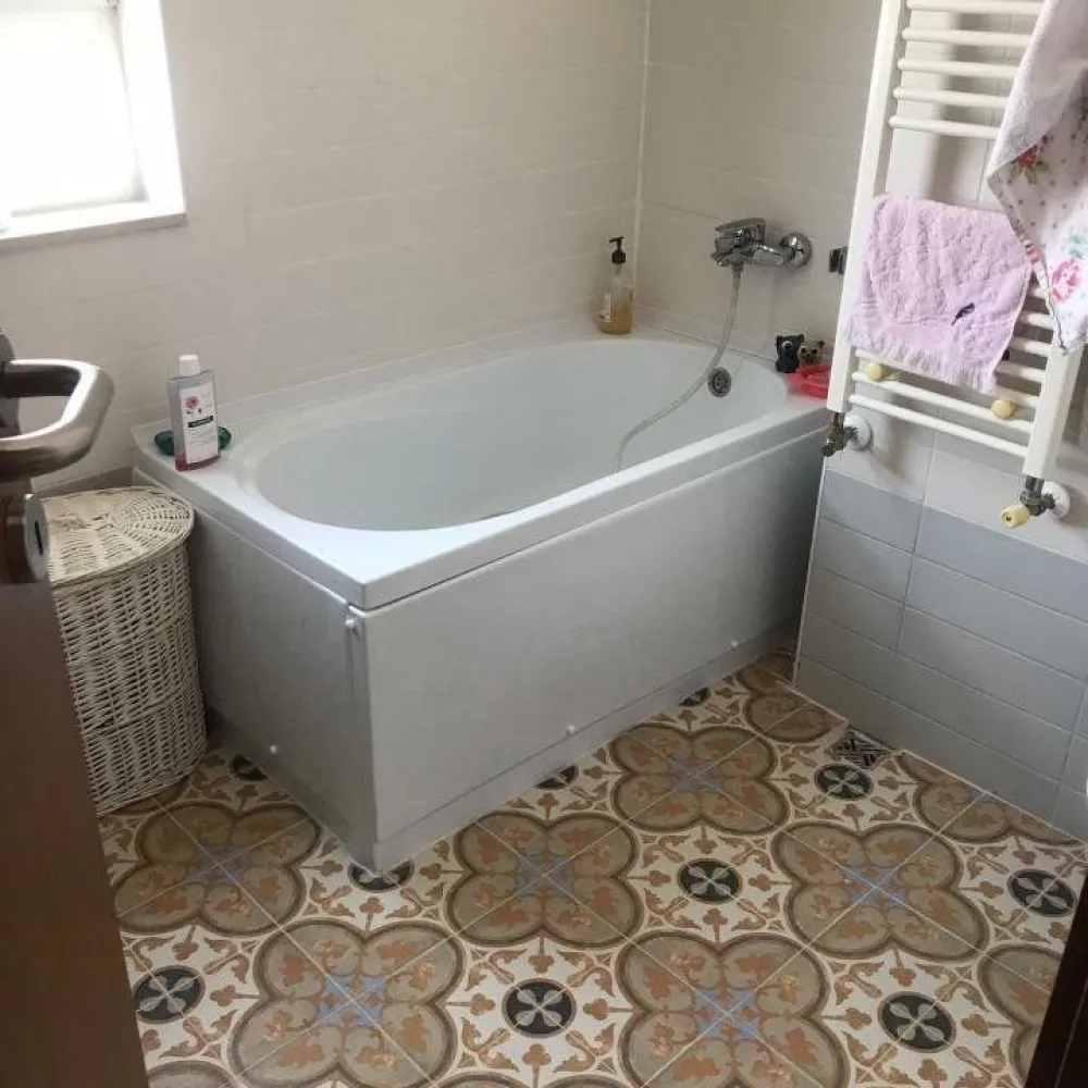 Apartament 4 camere, 116 mp, 2X parcare subteran, Felicity Baneasa - Vand apartament cu 4 camere situat in Felicity Residence, langa Padurea Baneasa.

Apartamentul dispune de 2 locuri de parcare situate la subteran, este situat la etajul 1 din 3 al unui bloc modern dotat cu lift panoramic, are o suprafata utila de 102 mp + terasa in suprafata de 13,6 mp si este compartimentat astfel:
- Living si dinning in suprafata totala de 34,9 mp, bucatarie deschisa (ce poate fi delimitata), camera tehnica unde se afla centrala, masina de spalat si uscatorul de rufe.
- 3 dormitoare dintre care unul matrimonial cu baie proprie si dressing, o baie care deserveste celelalte 2 dormitoare si o baie de serviciu.

Complexul residential Felicity dispune de numeroase spatii verzi, 2 locuri de joaca pentru copii, un teren de baschet, paza 24h/24h cu monitorizare video.