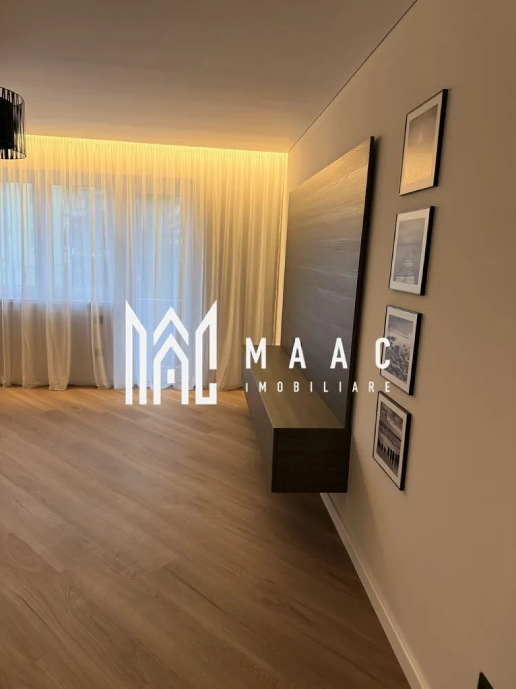 Apartament 2 camere | Etaj1 | Renovat Complet | Strand - MAAC Imobiliare vă propune spre vânzare un apartament exclusivist cu 2 camere, situat în cartierul Ștrand, într-o vilă cu doar 6 apartamente. Această proprietate se remarcă prin suprafața generoasă, finisajele premium și dotările moderne, fiind ideală pentru cei care își doresc un cămin elegant într-o zonă apreciată. Caracteristici principale: Suprafață utilă: 79 mp Compartimentare: complet decomandată, confort 1 Etaj: situat într-o vilă cu regim mic de locuințe (6 apartamente) Balcon: cu acces atât din living, cât și din dormitor Baie cu geam natural Cămară cu geam Pivniță la demisol și spațiu de depozitare în pod de cca 30 mp Dotări și finisaje: Apartament complet renovat recent (fără a fi locuit după renovare) Geamuri Salamander cu 6 camere și 3 foi de sticlă Instalații electrice, sanitare și termice noi Încălzire în pardoseală Uponor Centrală termică Bosch în condensare Bucătărie complet utilată: frigider incorporabil, mașină de spălat vase, plită inducție, hotă cu evacuare exterioară — toate noi, în garanție Mobilier executat la comandă de Rovere Mobilli Italia Finisaje și materiale de ultimă generație Detalii despre locație: Proprietatea este amplasată într-o zonă liniștită și bine cotată a cartierului Ștrand, cu acces rapid la puncte de interes precum școli, magazine, mijloace de transport și zone de agrement. Pentru mai multe informații sau pentru a programa o vizionare, contactați-ne telefonic și menționați ID-ul CP2527797. }}