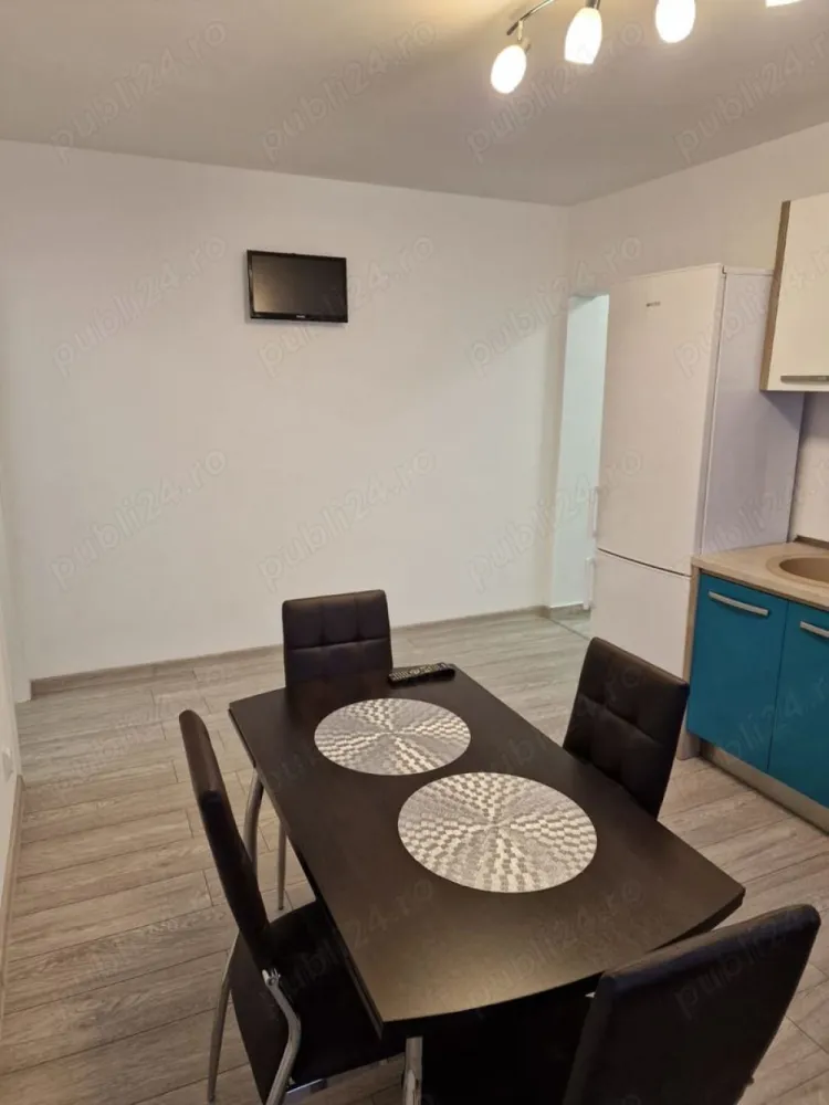 Vanzare Apartament 3 camere renovat & mobilat - Va propun un superb apartament cu 3 camere situat intr-un bloc din cartierul MIlitari, zona Apusului.
Zona este una foarte linistita, regasind in apropiere statii de metrou, statii de STB, centre comerciale, banci, farmacii etc

Blocul a fost dat in folosinta in anul 1974, are 10 etaje cu lift, o scara curata si locatari decenti.
Apartamentul este situat la etajul 5 avand o pozitie foarte buna in cadrul blocului.
Este foarte luminos, dar si foarte calduros iarna.

A fost renovat de la stadiul de gri fiind inlocuite instalatia electrica, instalatia sanitara, gresia, faianta, parchetul, usile incaperilor.
Este mobilat modern cu mobila executata pe comanda.
Este utilat cu electrocasnice si electronice din game de top.

Livingul este open space cu bucataria si dispunde de 3 dormitoare.