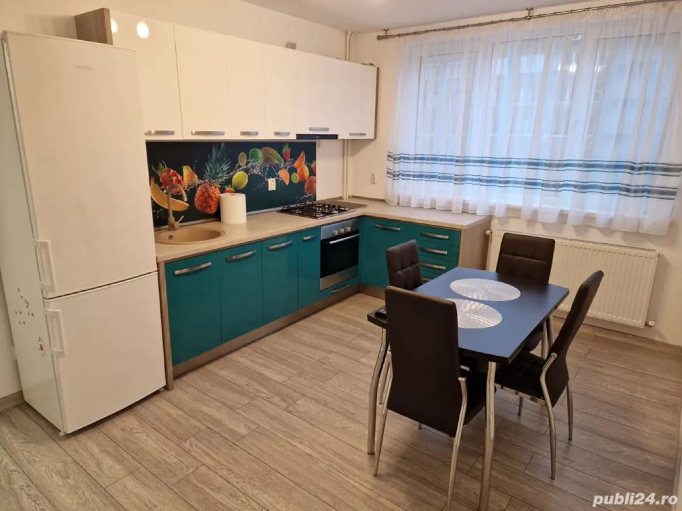 Vanzare Apartament 3 camere renovat & mobilat - Va propun un superb apartament cu 3 camere situat intr-un bloc din cartierul MIlitari, zona Apusului.
Zona este una foarte linistita, regasind in apropiere statii de metrou, statii de STB, centre comerciale, banci, farmacii etc

Blocul a fost dat in folosinta in anul 1974, are 10 etaje cu lift, o scara curata si locatari decenti.
Apartamentul este situat la etajul 5 avand o pozitie foarte buna in cadrul blocului.
Este foarte luminos, dar si foarte calduros iarna.

A fost renovat de la stadiul de gri fiind inlocuite instalatia electrica, instalatia sanitara, gresia, faianta, parchetul, usile incaperilor.
Este mobilat modern cu mobila executata pe comanda.
Este utilat cu electrocasnice si electronice din game de top.

Livingul este open space cu bucataria si dispunde de 3 dormitoare.