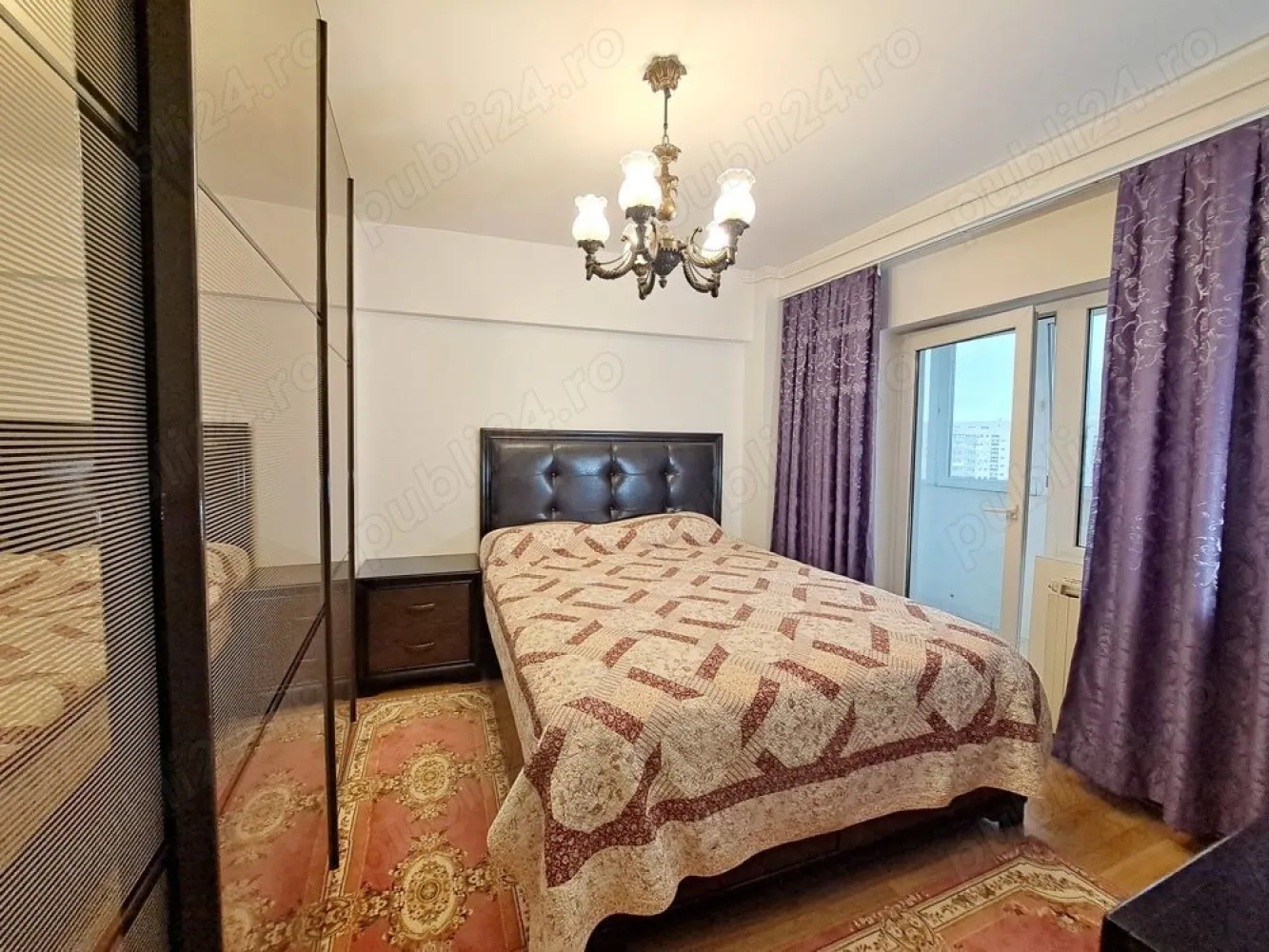 Vand Apartament spatios cu 4 camere de vanzare pe Bdul Decebal - Aceasta proprietate ofera acces rapid si comod catre toate punctele de interes din Bucuresti (Piata Alba Iulia, Unirii, Calea Calarasi, Centrul vechi etc), aflandu-se la doar 350m de statia de metrou Muncii si statii STB.
La 7 minute de mers cu masina pana la Mall Vitan si tot atat la celelalte doua atractii Mega mall si Park lake.
Apartamentul se afla la etajul 8 al unui bloc monolit finalizat in anul 1992.
Apartamentul, eficient compartimentat, te intampina cu incaperi generoase dispuse cu vedere atat spre Bulevardul Decebal cat si spre cartierul Dristor. Proprietatea este perfecta pentru o familie cu copii sau pentru cei care doresc sa aiba si un birou acasa.
Suprafata utila: 102,5mp
Suprafata totala: 112mp
- un living generos (18mp) cu vedere spre Bulevardul Decebal. Zona de zi luminoasa si aerisita, ofera spatiu pentru relaxare sau pentru a gazdui oaspeti.
- un dormitor matrimonial spatios (18mp) luminos, cu dressing incapator, facut pe comanda;
- celelalte 2 dormitoare ofera intimitate, spatiile sunt versatile putand fi adaptate nevoilor fiecarui membru al familiei. Ambele dormitoare au balcon propriu din care avem o vedere panoramica asupra orasului.
- bucataria este foarte spatioasa (17mp) si cocheta cu mobila realizata pe comanda si utilata cu echipamente de calitate. Acesta este locul ideal atat pentru gatit cat si pentru a servi masa sau a petrecere timp in familie.
O baie mare, cu cada si o toaleta de serviciu, dispuse strategic in apartament.
2 balcoane si o logie.
Pe langa eleganta spatiului generos, acest apartament beneficiaza de o locatie privilegiata intr-o zona plina de viata si facilitati.
Apartamentul este dispus pe un bulevard central cu acces facil catre
- o multitudine de cafenele si restaurante perfecte pentru intalniri sau cine romantice
- magazine pentru cumparaturi de proximitate
- acces la transport public (metrou, autobuz, tramvai)
- posibilitate de parcarea in parcare subterana cu intrarea din bulevard.