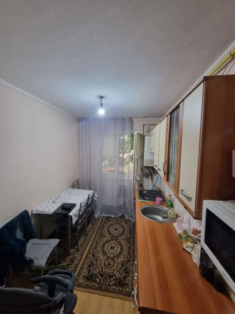 De vanzare apartament cu 3 camere - Ocazie pentru investitie !
Apartamentul se afla la intersectia strazii Jiului cu Tarnavei zona Closca, este de tip semidecomandat se afla la etajul 1 al unui bloc cu 4 etaje construit in anul 1972, are o suprafata utila de 48 mp, si este situat pe centrul blocului ceea ce din punct de vedere termic rezulta un consum redus la utilitati pe timp de iarna. Din a treia camera s-a creat o bucatarie, din bucataria mica s-a facut o camara pentru alimente. Scara blocului este prevazuta cu usa din termopan, vecinii sunt foarte linistiti majoritatea in varsta. Loc de parcare exista in fata blocului fara plata.

 Este foarte aproape de piata, farmacie, posta, brutarie, magazinele Profi si Peny. Scoala M Eliade, gradinita cu program prelungit nr 9 si liceu Traian Vuia la un minut distanta.
Compartimentare : hol intrare, bucatarie, baie, 2 camere, camara.
Dotari : geamuri termopan, usi interioare din lemn, gresie, faianta, parchet, centrala termica proprie cu circuit din cupru, calorifere din metal.
Apartamentul se vinde mobilat.
Nu doresc colaborare cu intermediari.

Pretul este usor negociabil.