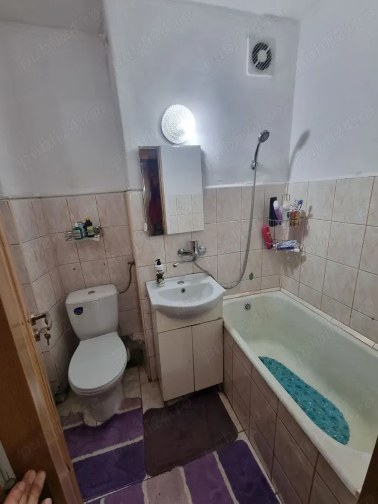 De vanzare apartament cu 3 camere - Ocazie pentru investitie !
Apartamentul se afla la intersectia strazii Jiului cu Tarnavei zona Closca, este de tip semidecomandat se afla la etajul 1 al unui bloc cu 4 etaje construit in anul 1972, are o suprafata utila de 48 mp, si este situat pe centrul blocului ceea ce din punct de vedere termic rezulta un consum redus la utilitati pe timp de iarna. Din a treia camera s-a creat o bucatarie, din bucataria mica s-a facut o camara pentru alimente. Scara blocului este prevazuta cu usa din termopan, vecinii sunt foarte linistiti majoritatea in varsta. Loc de parcare exista in fata blocului fara plata.

 Este foarte aproape de piata, farmacie, posta, brutarie, magazinele Profi si Peny. Scoala M Eliade, gradinita cu program prelungit nr 9 si liceu Traian Vuia la un minut distanta.
Compartimentare : hol intrare, bucatarie, baie, 2 camere, camara.
Dotari : geamuri termopan, usi interioare din lemn, gresie, faianta, parchet, centrala termica proprie cu circuit din cupru, calorifere din metal.
Apartamentul se vinde mobilat.
Nu doresc colaborare cu intermediari.

Pretul este usor negociabil.