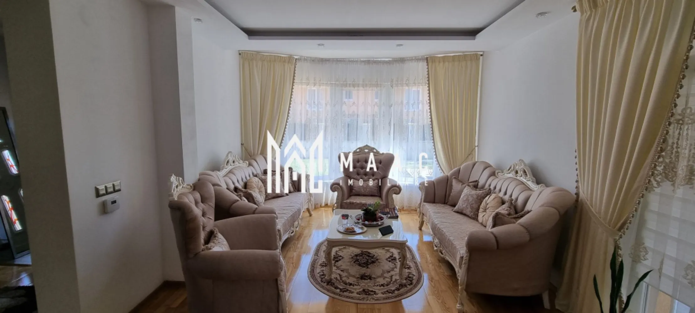 Casă individuală I 5 camere I Curte 500mp I Calea Cisnădiei - MAAC Imobiliare vă oferă oportunitatea de a achiziționa o casă minunată, perfect amplasată într-o zonă liniștită și prietenoasă. Construită între 2016 și finalizată în 2022, această locuință combină soliditatea materialelor de construcție cu un design funcțional și modern. Caracteristici principale: - Structură solidă – Fundatie și placă între etaje din beton, zidărie BCA cu izolație exterioară. Acoperiș din țiglă cu protecție la foc și izolație superioară. - Spațiu generos – Suprafață totală de teren 500 mp, cu un front stradal de 18 m pentru un acces facil și o atmosferă relaxantă. Compartimentare inteligentă a suprafaței utile de 130 mp: - Parter: Living open space, bucătărie, zonă de dining, grup sanitar și cămară. - Etaj mansardat: 4 dormitoare, fiecare cu acces către balcon exterior, plus baie cu geam de aerisire. - Confort termic de top – Încălzire prin pardoseală la parter și calorifere suplimentare; etajul dotat cu calorifere individuale. - Luminozitate și ventilație excelentă – Ferestre și uși exterioare din PVC cu geam termopan. - Acces sigur și elegant – Scări interioare din beton placate cu lemn masiv. Exterior și facilități: - Curte amenajată – Pavată și dotată cu zonă verde, pregătită pentru relaxare sau amenajări suplimentare. - Gard de zidărie cu porți din fier forjat – Poarta de acces poate fi automatizată pentru un plus de confort. - Terasă în curs de amenajare, ideală pentru momente de relaxare în aer liber. Disponibilitate imediată! Proprietatea este liberă de sarcini, iar documentele sunt conforme. Această casă poate fi locuința perfectă pentru cei care caută spațiu, confort și o zonă liniștită. Contactați-ne pentru mai multe detalii și o vizionare, specificând ID CP2527693. }}