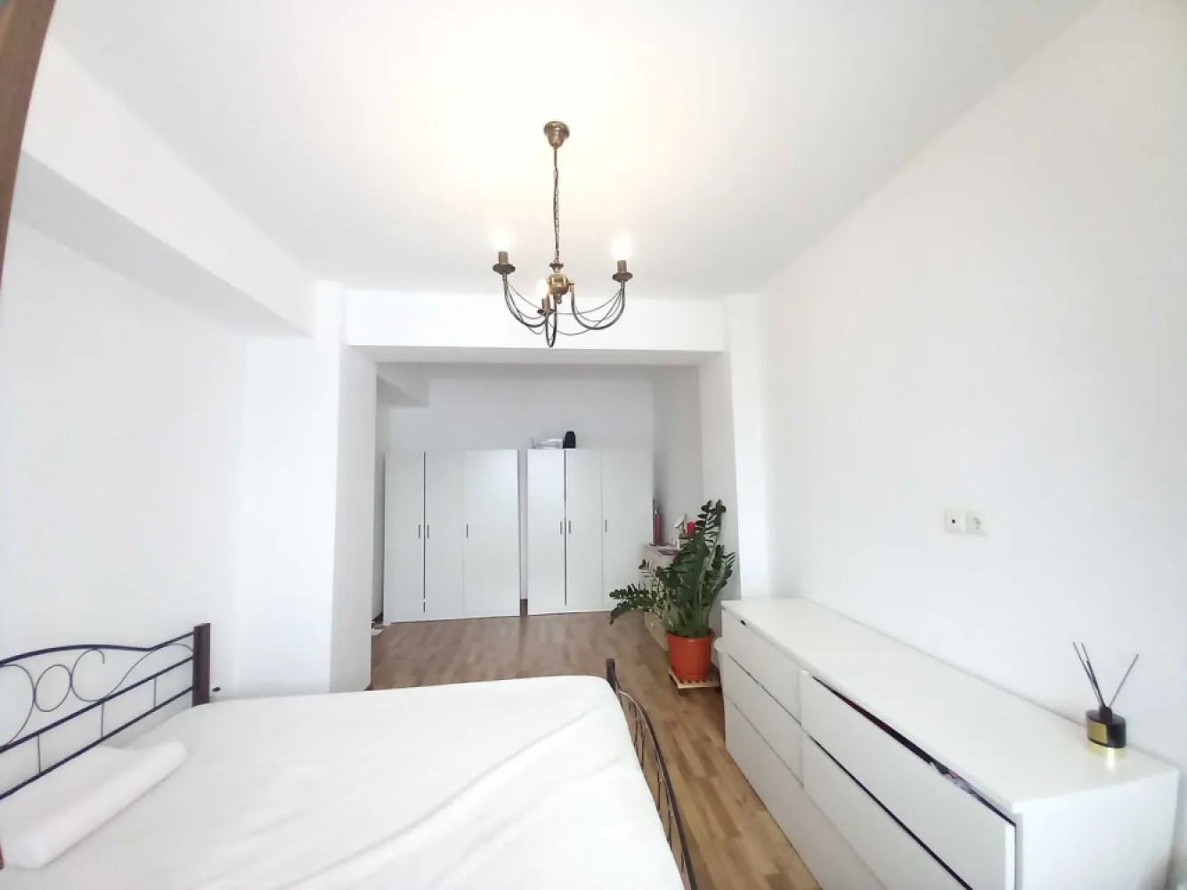 Apartament 98 mp, 4 camere, padurea Baneasa, gradinita privata, scoala - Direct proprietar

Apartament de 98 mp, 4 camere, cu posibilitate de mutare imediata - oaza de liniste, ferit de zgomot si agitatie, langa padurea Baneasa:

- Situat in Cartierul Padurea Baneasa, sectorul 1, chiar langa padurea Baneasa, la numai 1 km distanta de padure.
- Langa Felicity
- La numai 50 metri de Biene Maja Kindergarten - cresa cu program prelungit si gradinita privata 
- La numai 30 metri de viitoarea SCOALA INTERNATIONALA KINDERAMA.
- In apropiere de cartierul Greenfield, Mall Baneasa, Decathlon, Mega Image, Carrefour, IKEA, Dedeman, Gradina Zoologica, Stejarii Country Club, locul de joaca si petrecere pentru copii - The Kid, Jandarmeriei, Pipera, Selgros Baneasa, Metro, Lidl, Kaufland, Piata Presei, Parcul Herastrau se afla la numai 5-10 minute de mers cu masina, la 10 minute de statiile de metrou Aviatorilor, Aurel Vlaicu sau Straulesti si la doar 15-20 de minute de km 0 al Capitalei.
- Iesire imediata pe centura Bucurestiului si catre Jandarmeriei, cu acces rapid spre aeroportul Otopeni, aeroportul Baneasa, autostrada Bucuresti - Ploiesti, autostrada Soarelui.
- Zona este linistita, aerul este foarte curat deoarece se afla la o distanta de numai 1 km fata de bloc, padurea Baneasa si cartierul Felicity.
- Acces la statia de autobuz STB - 304, la capatul strazii.
- Acces la statia Metrou Straulesti / Terminal multimodal
- Acces la statia Metrou Baneasa/ Aeroport (in constructie)

Apartamentul are o suprafata totala de 98,64 mp
Dormitor: 17,78 mp
Living: 26,10 mp
Camera: 12,11 mp
Bucatarie inchisa: 8,94 mp
Baie: 7,16 mp
Dormitor: 13,38 mp
Camera Dressing: 2,68 mp
Loggie deschisa: 4,69 mp
Balcon deschis: 5,80 mp

Apartamentul este foarte spatios, avand geamuri mari in toate camerele, este luminos, cu orientare spre vest, beneficiind toata ziua de soare.

Apartamentul este mobilat si utilat dupa cum urmeaza:

Aparat de aer conditionat Samsung , instalat pe data 22 iulie 2024
Bucataria: mobilier de bucatarie pe comanda, electrocasnice incorporabile: masina de spalat vase Candy, cuptor electric Hansa, plita pe gaz Hansa, frigider Ariston, hota Gorenje, centrala termica proprie - Beretta.
Living: Canapea, 2 fotolii
Baie: cada din fonta cu sticla securizata, baterie cada Grohe, lavoar cu dulap, masina de spalat rufe Candy Smart.
Finisaje: parchet laminat, geamuri Rehau, gresie si faianta in baie si bucatarie.
Dormitor matrimonial: pat matrimonial mare.
In apartament nu s-a fumat niciodata.
Doua loggie deschise, cu vedere catre padure, ideale sa iei masa cu cei dragi, la aer curat.

Utilitati: apa, electricitate, gaz, internet prin fibra optica.

Blocul este nou, construit in anul 2012, bloc single, are curte proprie, cu pomi fructiferi, arbusti ornamentali si flori, iar proprietarii beneficiaza de locuri de parcare. Imobilul are 4 etaje si mansarda, iar apartamentul se situeaza la etajul 3.
Asociatia de Proprietari are in plan dotarea blocului cu ascensor.
