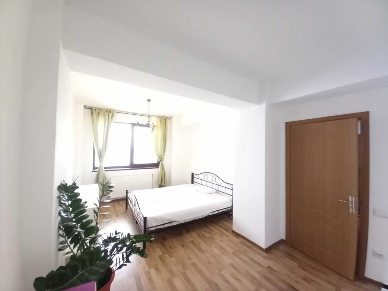 Apartament 98 mp, 4 camere, padurea Baneasa, gradinita privata, scoala - Direct proprietar

Apartament de 98 mp, 4 camere, cu posibilitate de mutare imediata - oaza de liniste, ferit de zgomot si agitatie, langa padurea Baneasa:

- Situat in Cartierul Padurea Baneasa, sectorul 1, chiar langa padurea Baneasa, la numai 1 km distanta de padure.
- Langa Felicity
- La numai 50 metri de Biene Maja Kindergarten - cresa cu program prelungit si gradinita privata 
- La numai 30 metri de viitoarea SCOALA INTERNATIONALA KINDERAMA.
- In apropiere de cartierul Greenfield, Mall Baneasa, Decathlon, Mega Image, Carrefour, IKEA, Dedeman, Gradina Zoologica, Stejarii Country Club, locul de joaca si petrecere pentru copii - The Kid, Jandarmeriei, Pipera, Selgros Baneasa, Metro, Lidl, Kaufland, Piata Presei, Parcul Herastrau se afla la numai 5-10 minute de mers cu masina, la 10 minute de statiile de metrou Aviatorilor, Aurel Vlaicu sau Straulesti si la doar 15-20 de minute de km 0 al Capitalei.
- Iesire imediata pe centura Bucurestiului si catre Jandarmeriei, cu acces rapid spre aeroportul Otopeni, aeroportul Baneasa, autostrada Bucuresti - Ploiesti, autostrada Soarelui.
- Zona este linistita, aerul este foarte curat deoarece se afla la o distanta de numai 1 km fata de bloc, padurea Baneasa si cartierul Felicity.
- Acces la statia de autobuz STB - 304, la capatul strazii.
- Acces la statia Metrou Straulesti / Terminal multimodal
- Acces la statia Metrou Baneasa/ Aeroport (in constructie)

Apartamentul are o suprafata totala de 98,64 mp
Dormitor: 17,78 mp
Living: 26,10 mp
Camera: 12,11 mp
Bucatarie inchisa: 8,94 mp
Baie: 7,16 mp
Dormitor: 13,38 mp
Camera Dressing: 2,68 mp
Loggie deschisa: 4,69 mp
Balcon deschis: 5,80 mp

Apartamentul este foarte spatios, avand geamuri mari in toate camerele, este luminos, cu orientare spre vest, beneficiind toata ziua de soare.

Apartamentul este mobilat si utilat dupa cum urmeaza:

Aparat de aer conditionat Samsung , instalat pe data 22 iulie 2024
Bucataria: mobilier de bucatarie pe comanda, electrocasnice incorporabile: masina de spalat vase Candy, cuptor electric Hansa, plita pe gaz Hansa, frigider Ariston, hota Gorenje, centrala termica proprie - Beretta.
Living: Canapea, 2 fotolii
Baie: cada din fonta cu sticla securizata, baterie cada Grohe, lavoar cu dulap, masina de spalat rufe Candy Smart.
Finisaje: parchet laminat, geamuri Rehau, gresie si faianta in baie si bucatarie.
Dormitor matrimonial: pat matrimonial mare.
In apartament nu s-a fumat niciodata.
Doua loggie deschise, cu vedere catre padure, ideale sa iei masa cu cei dragi, la aer curat.

Utilitati: apa, electricitate, gaz, internet prin fibra optica.

Blocul este nou, construit in anul 2012, bloc single, are curte proprie, cu pomi fructiferi, arbusti ornamentali si flori, iar proprietarii beneficiaza de locuri de parcare. Imobilul are 4 etaje si mansarda, iar apartamentul se situeaza la etajul 3.
Asociatia de Proprietari are in plan dotarea blocului cu ascensor.